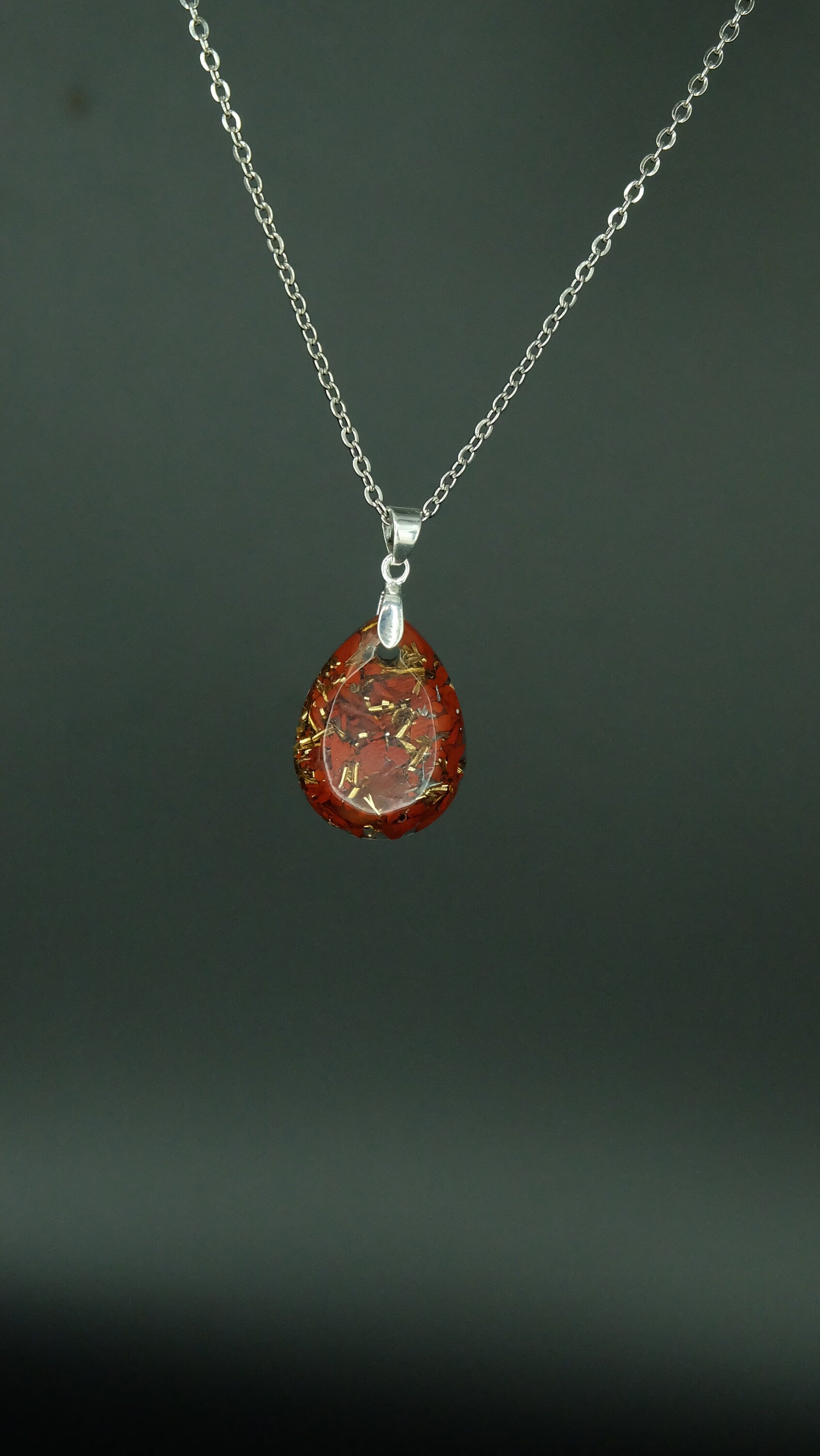 Edles von Hand gefertigtes Tropfenamulett aus roten Jaspis und recycelten Bronzespänen 925 Sterling Silberkette Versand aus Deutschland