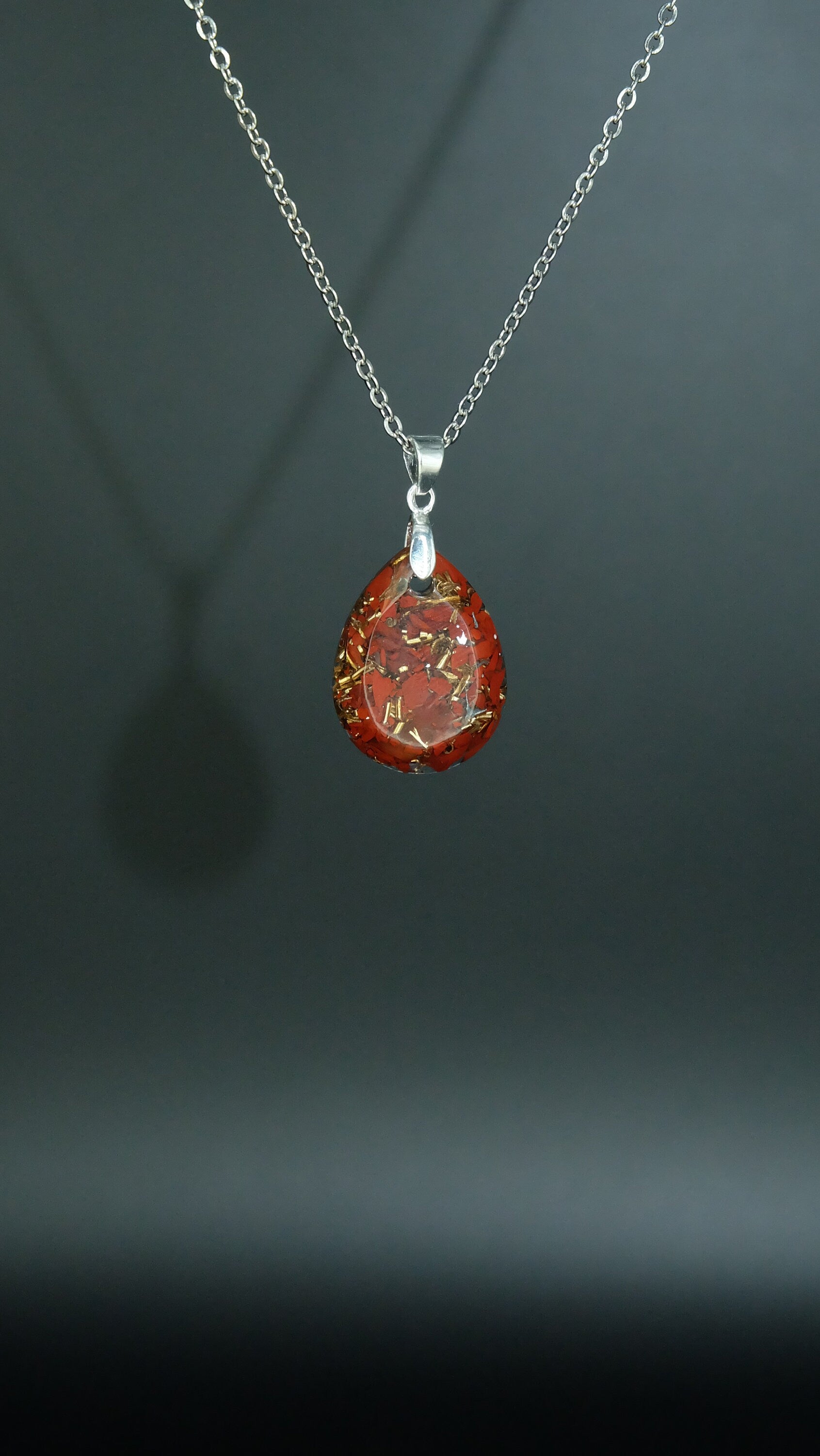 Edles von Hand gefertigtes Tropfenamulett aus roten Jaspis und recycelten Bronzespänen 925 Sterling Silberkette Versand aus Deutschland