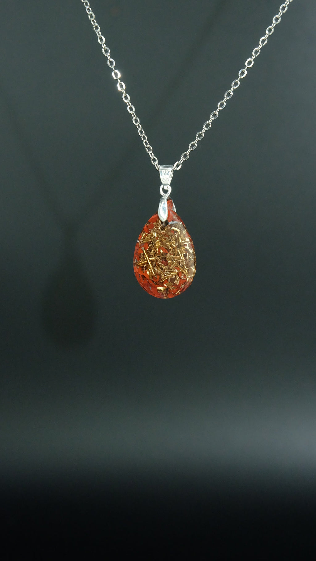 Edles von Hand gefertigtes Tropfenamulett aus roten Jaspis und recycelten Bronzespänen 925 Sterling Silberkette Versand aus Deutschland