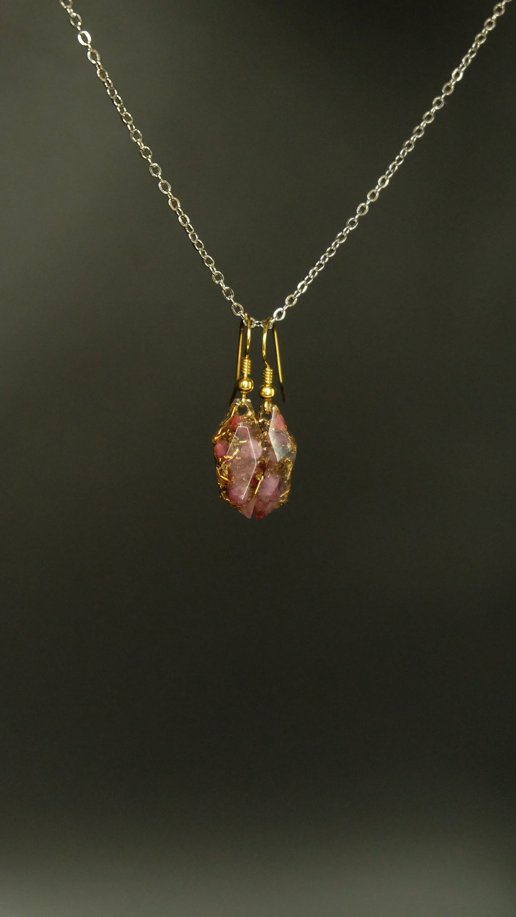 Ohrringpaar mit 14k vergoldetem Silber rotem Turmalin rosa Thulit und recycelten Bronze