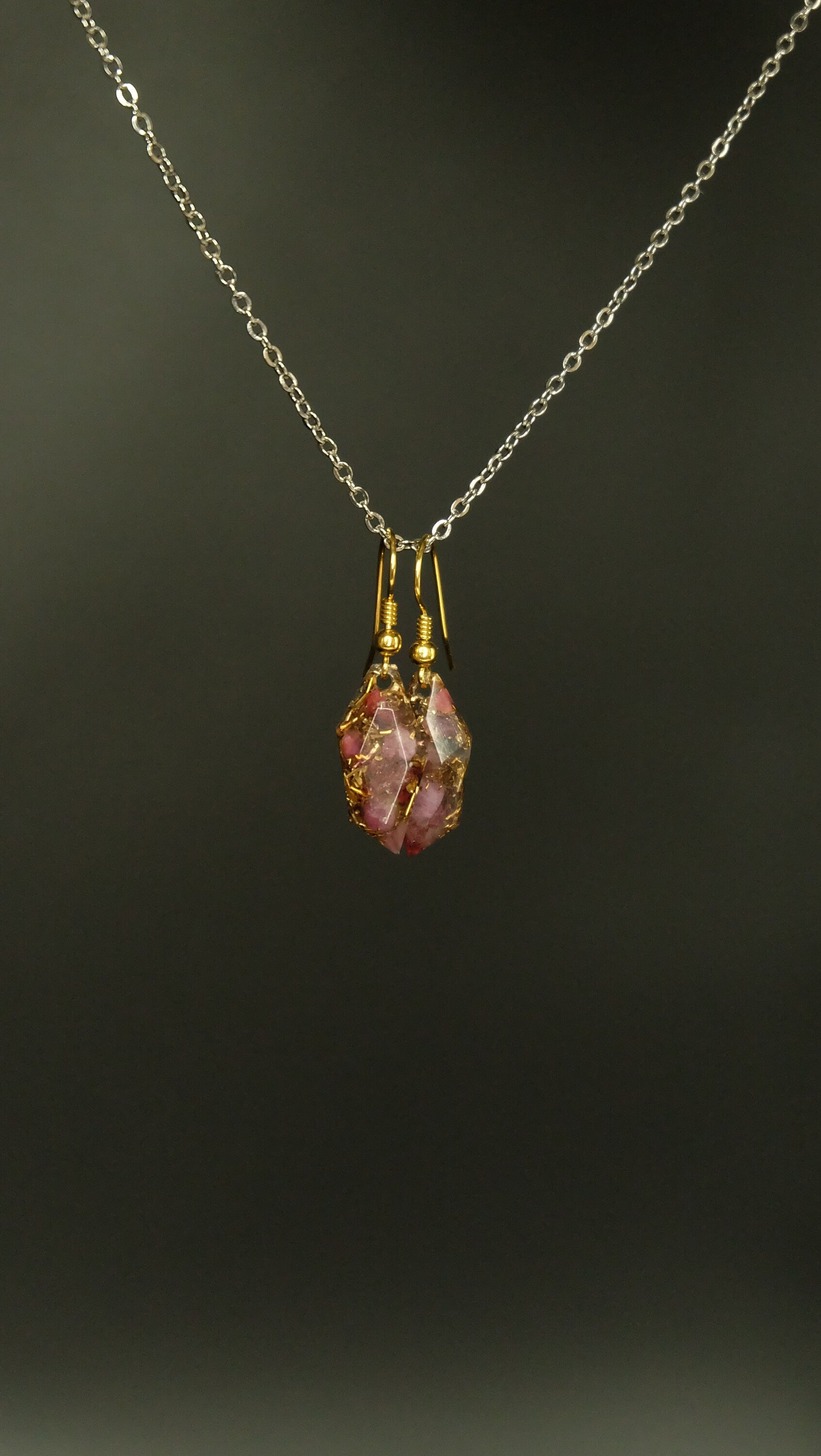 Ohrringpaar mit 14k vergoldetem Silber rotem Turmalin rosa Thulit und recycelten Bronze