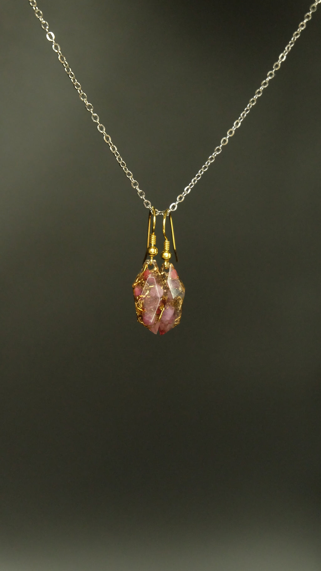 Ohrringpaar mit 14k vergoldetem Silber rotem Turmalin rosa Thulit und recycelten Bronze