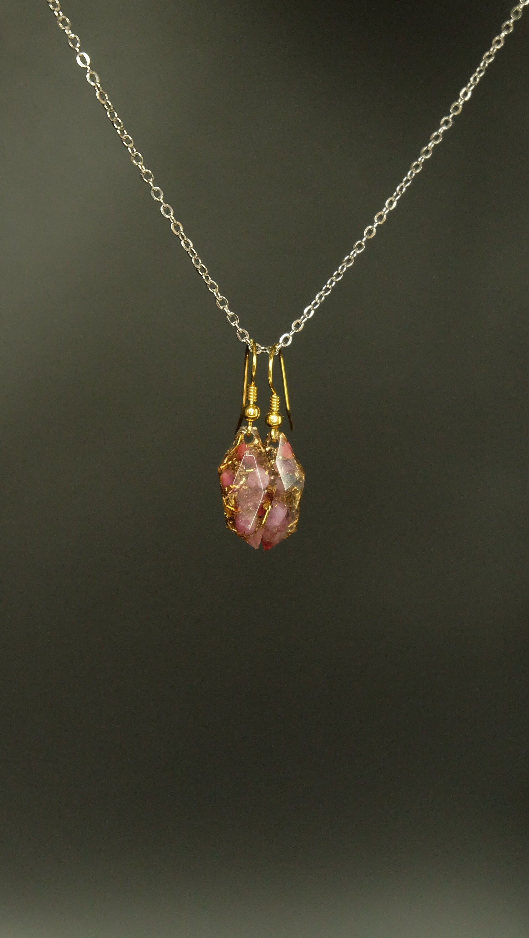 Ohrringpaar mit 14k vergoldetem Silber rotem Turmalin rosa Thulit und recycelten Bronze
