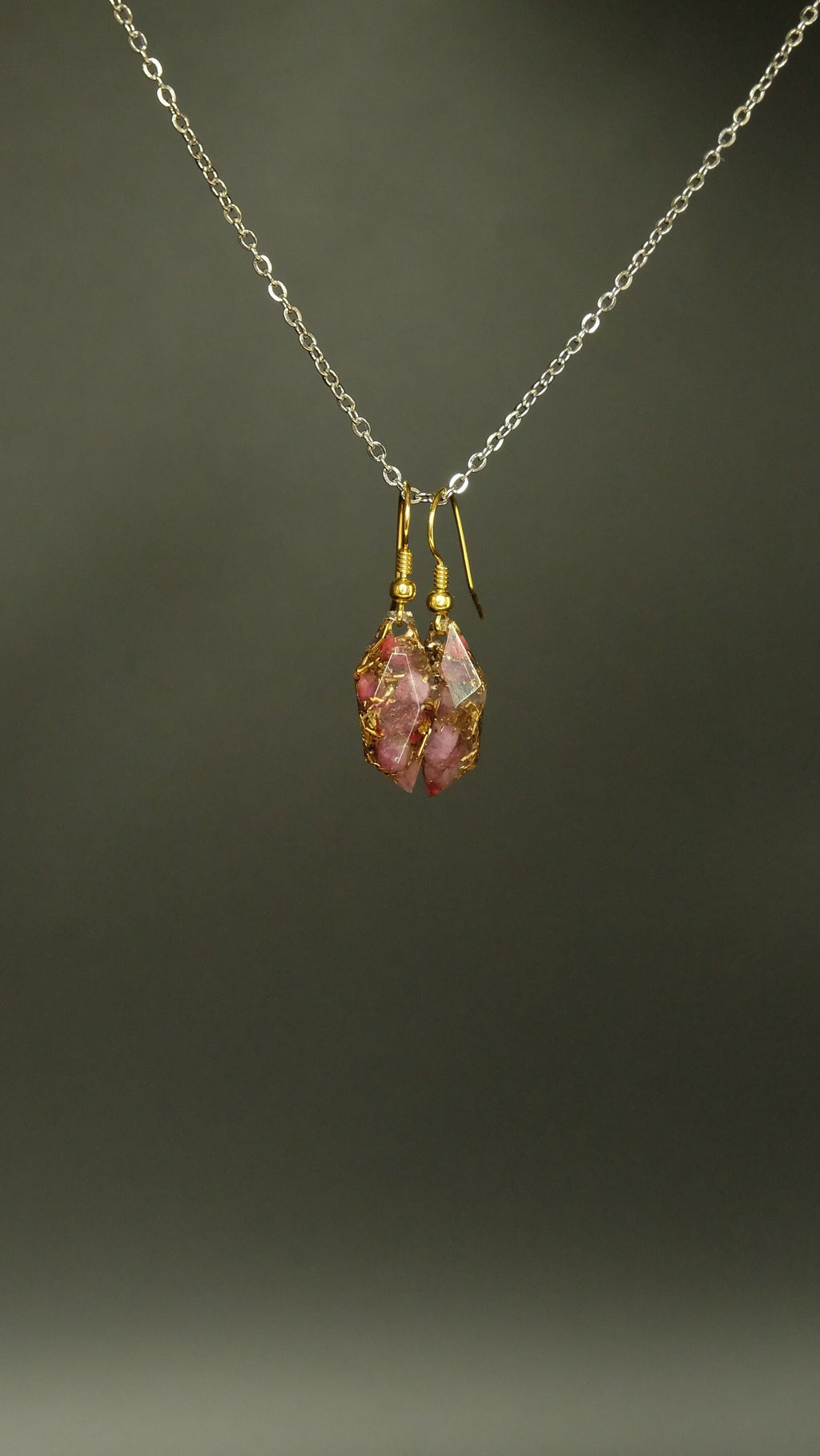 Ohrringpaar mit 14k vergoldetem Silber rotem Turmalin rosa Thulit und recycelten Bronze