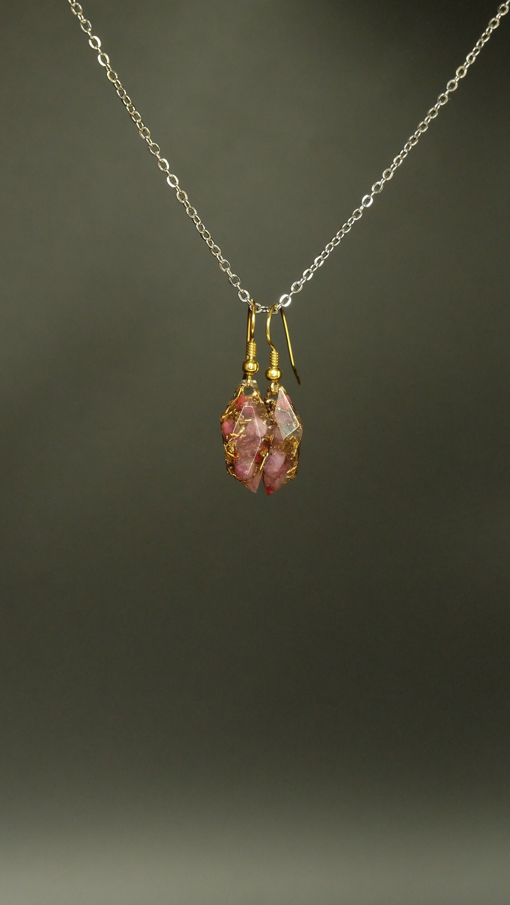 Ohrringpaar mit 14k vergoldetem Silber rotem Turmalin rosa Thulit und recycelten Bronze
