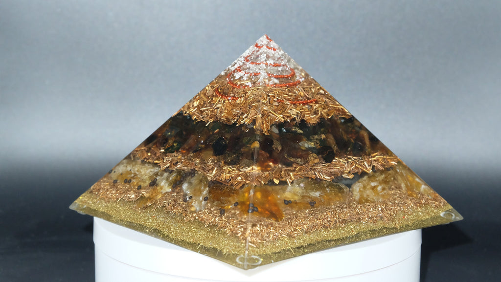 Orgonit Pyramide aus Bernstein Honigcalcit und recycelten Metallen Heimdekoration Sammlerstück Unikat Anfertigung aus einer Manufaktur