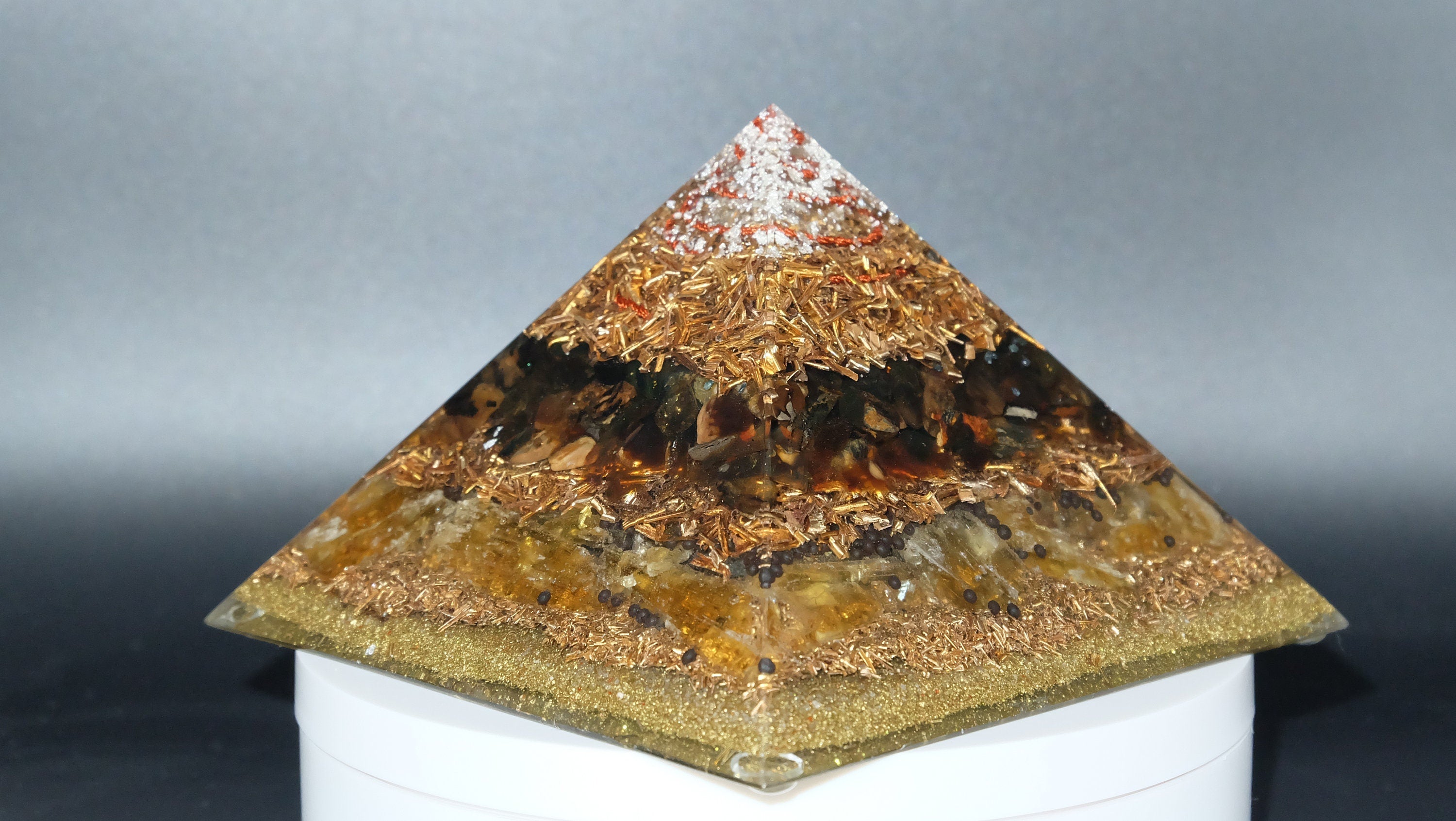 Orgonit Pyramide aus Bernstein Honigcalcit und recycelten Metallen Heimdekoration Sammlerstück Unikat Anfertigung aus einer Manufaktur