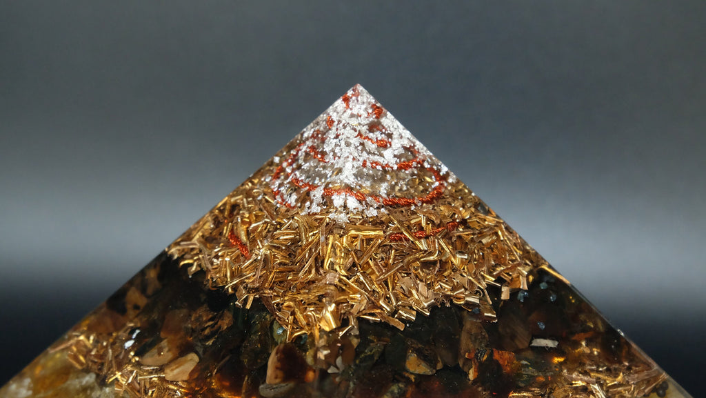Orgonit Pyramide aus Bernstein Honigcalcit und recycelten Metallen Heimdekoration Sammlerstück Unikat Anfertigung aus einer Manufaktur