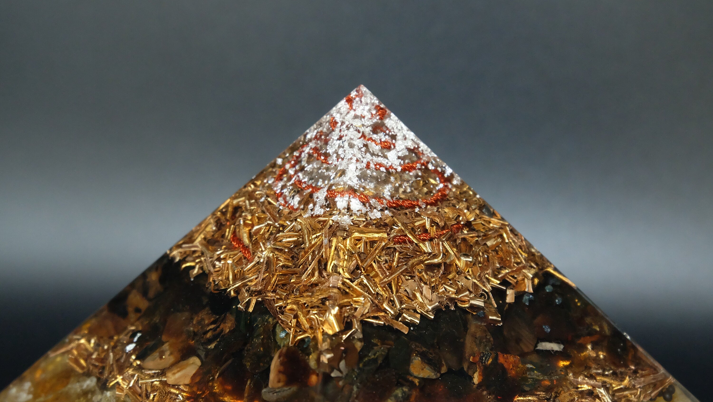 Orgonit Pyramide aus Bernstein Honigcalcit und recycelten Metallen Heimdekoration Sammlerstück Unikat Anfertigung aus einer Manufaktur