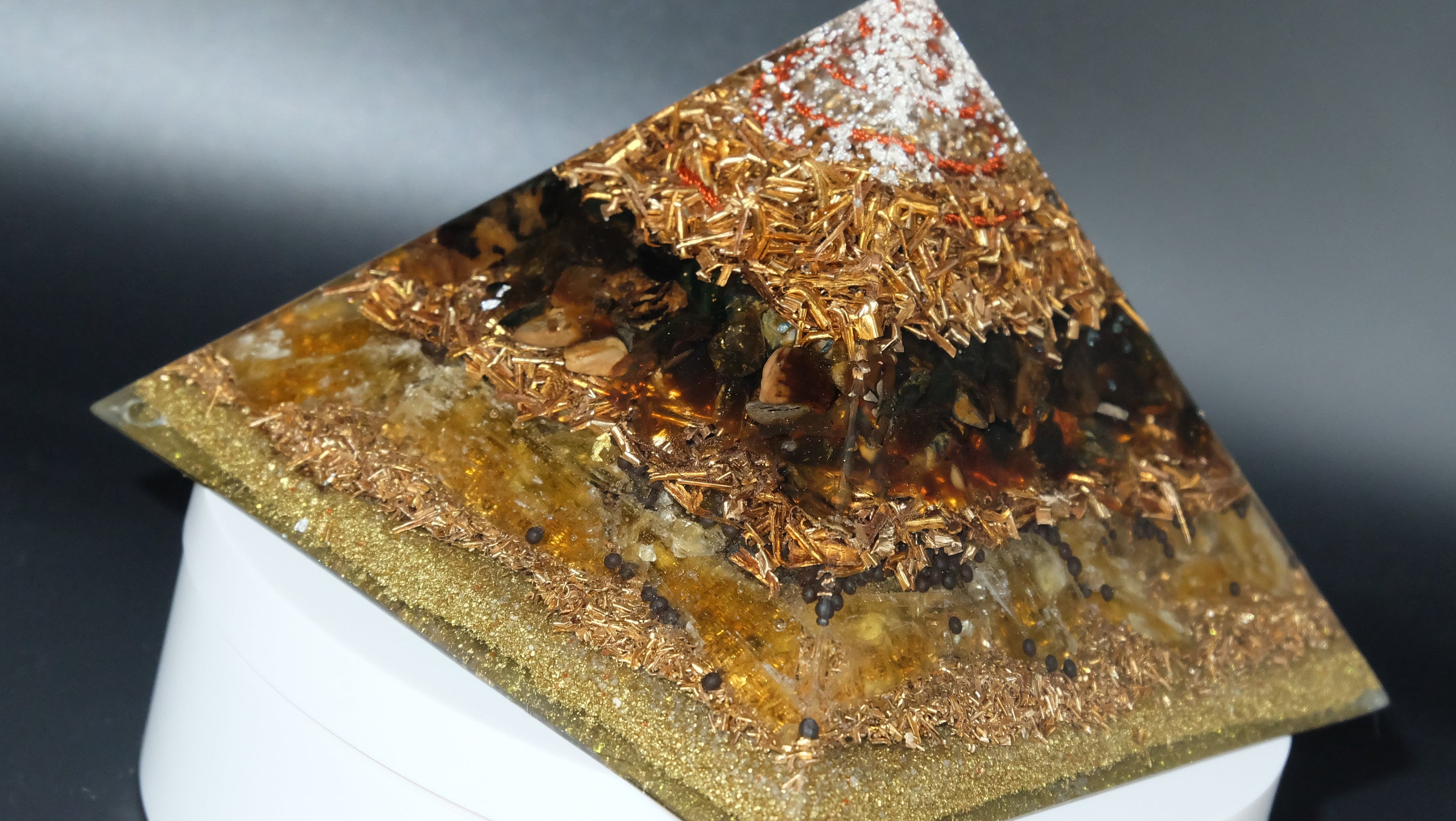 Orgonit Pyramide aus Bernstein Honigcalcit und recycelten Metallen Heimdekoration Sammlerstück Unikat Anfertigung aus einer Manufaktur