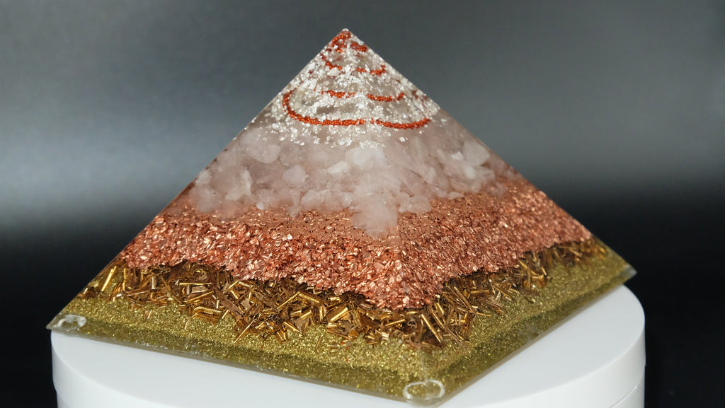 Orgonit Pyramide mit Rosenquarz Kupfer und Silber von Hand gefertigt in einer Schmuckmanufaktur in Deutschland Heimdekoration Geschenkidee