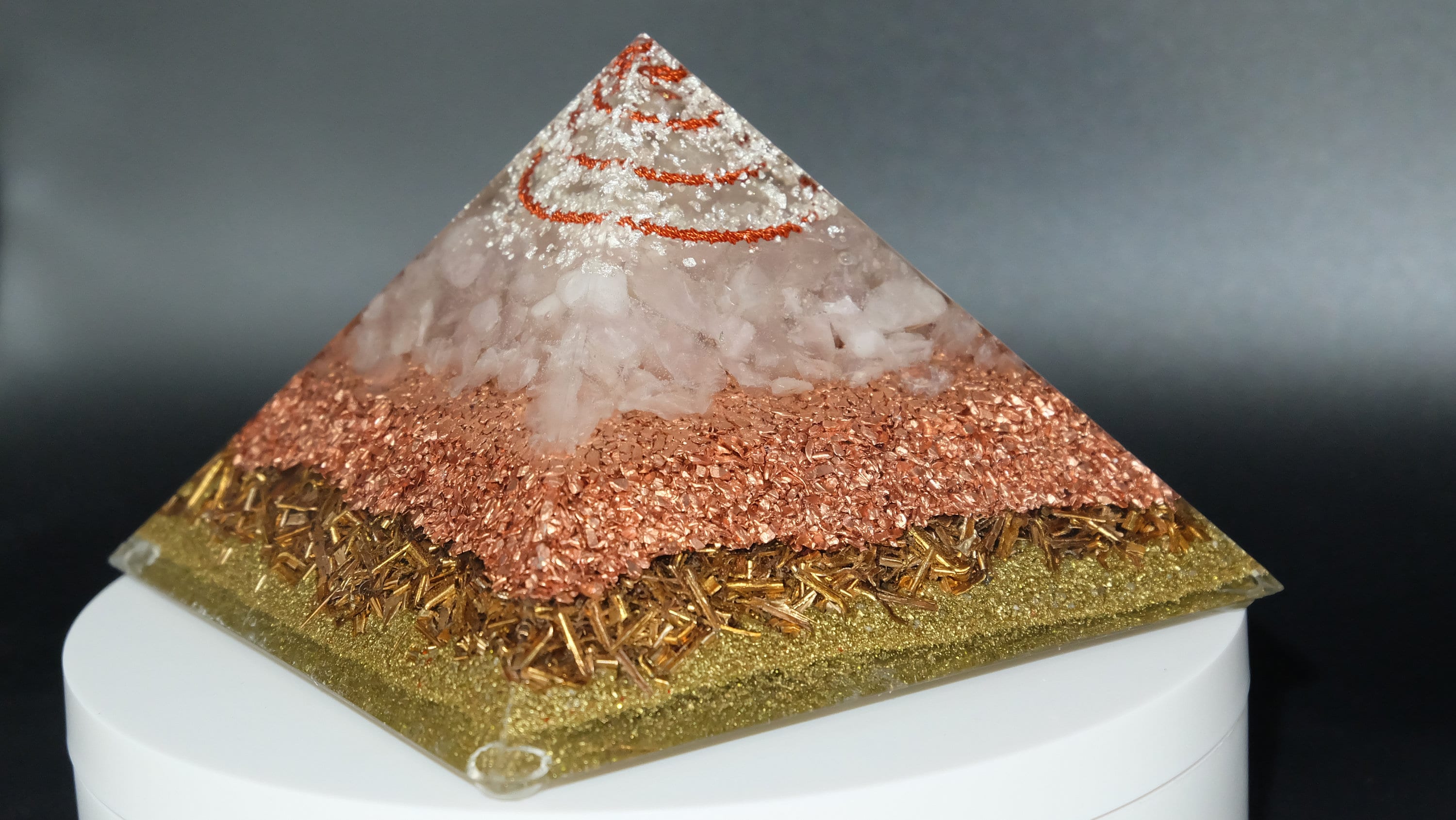Orgonit Pyramide mit Rosenquarz Kupfer und Silber von Hand gefertigt in einer Schmuckmanufaktur in Deutschland Heimdekoration Geschenkidee
