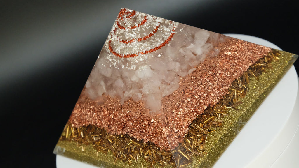 Orgonit Pyramide mit Rosenquarz Kupfer und Silber von Hand gefertigt in einer Schmuckmanufaktur in Deutschland Heimdekoration Geschenkidee