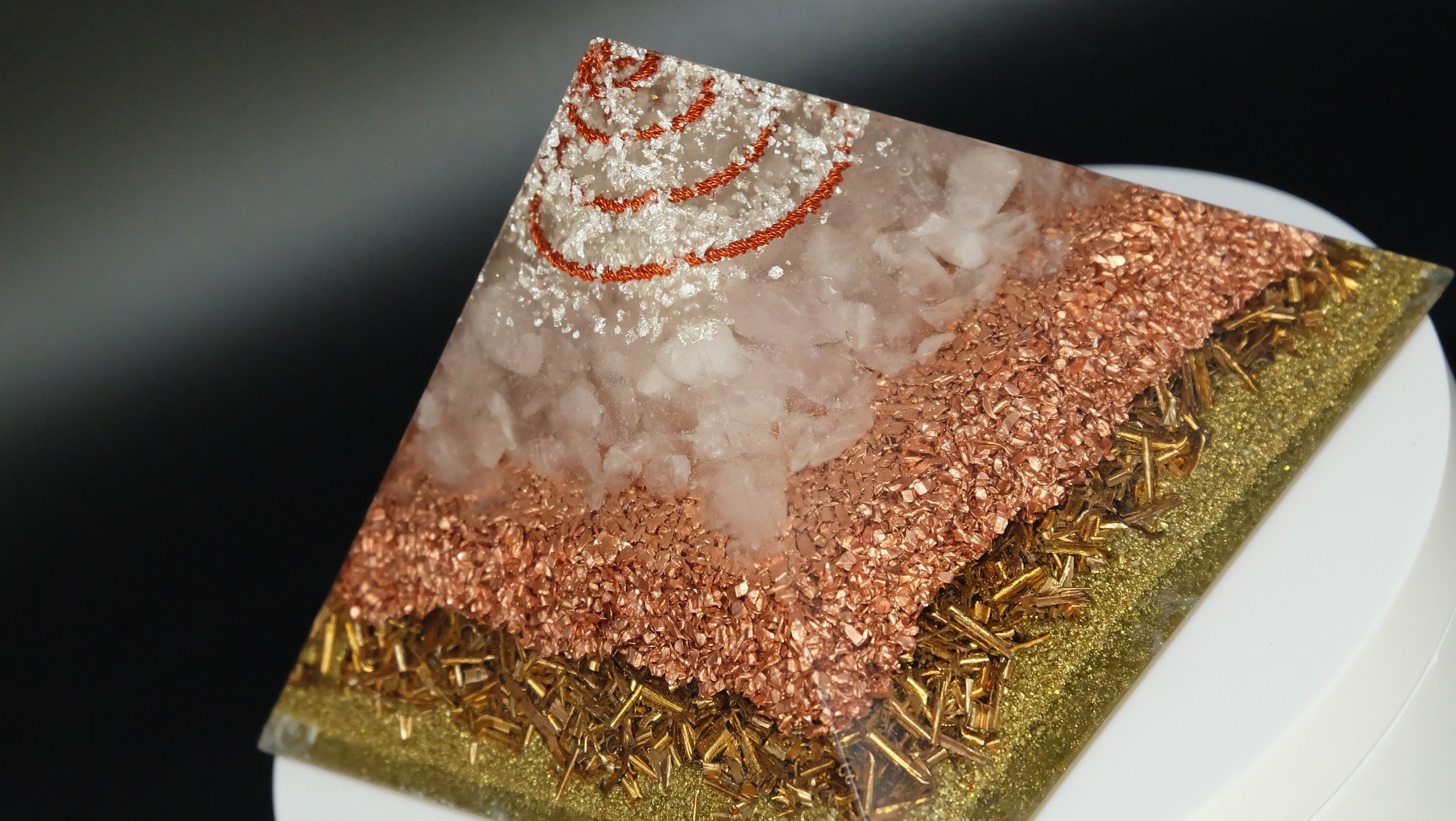 Orgonit Pyramide mit Rosenquarz Kupfer und Silber von Hand gefertigt in einer Schmuckmanufaktur in Deutschland Heimdekoration Geschenkidee