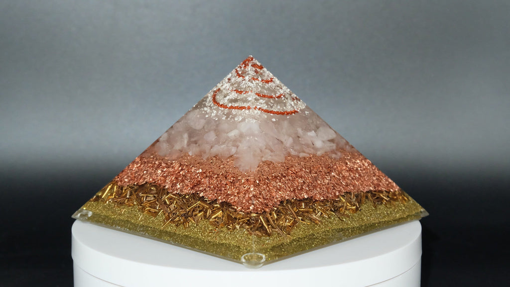 Orgonit Pyramide mit Rosenquarz Kupfer und Silber von Hand gefertigt in einer Schmuckmanufaktur in Deutschland Heimdekoration Geschenkidee