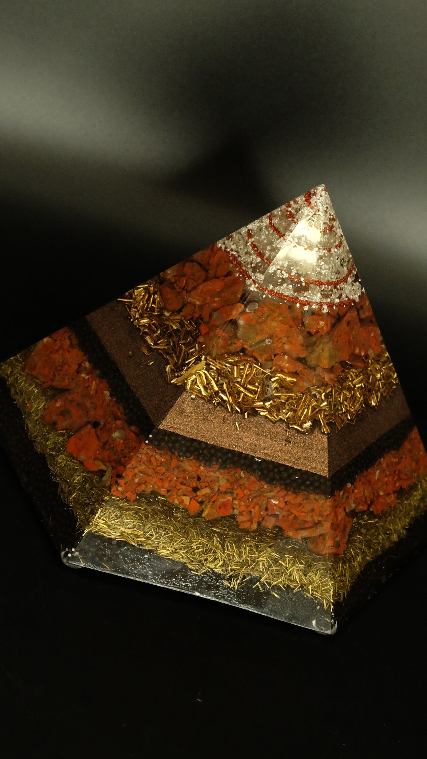 Hexagonale Orgonit Pyramide mit Jaspis Blattsilber und recycelten Metallen hochwertige Heimdekoration Kunst Skulptur