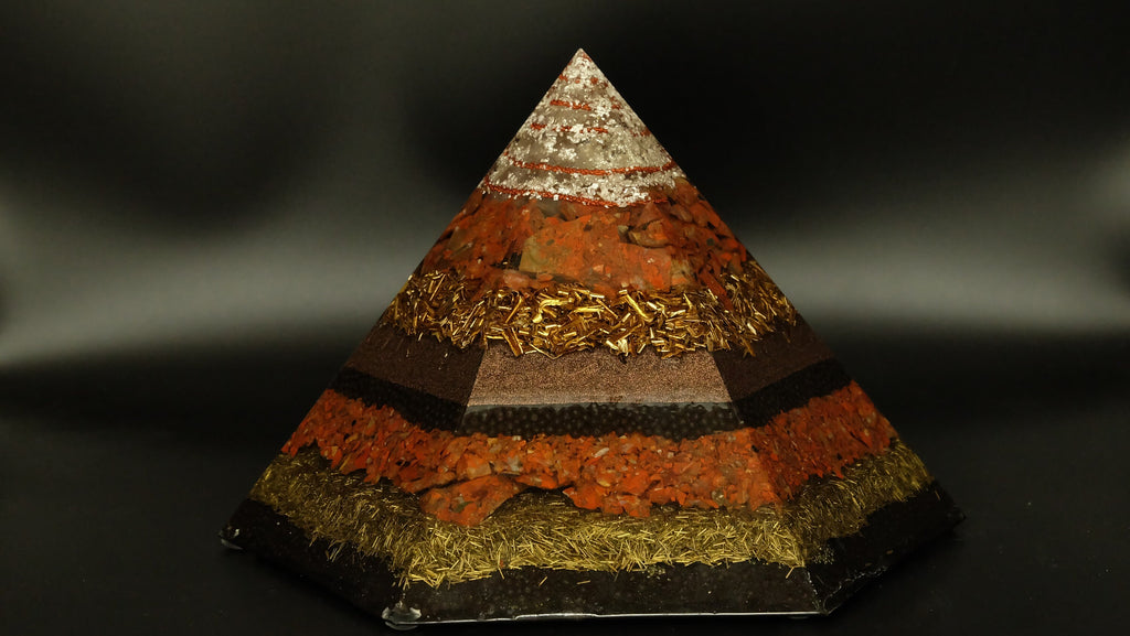 Hexagonale Orgonit Pyramide mit Jaspis Blattsilber und recycelten Metallen hochwertige Heimdekoration Kunst Skulptur