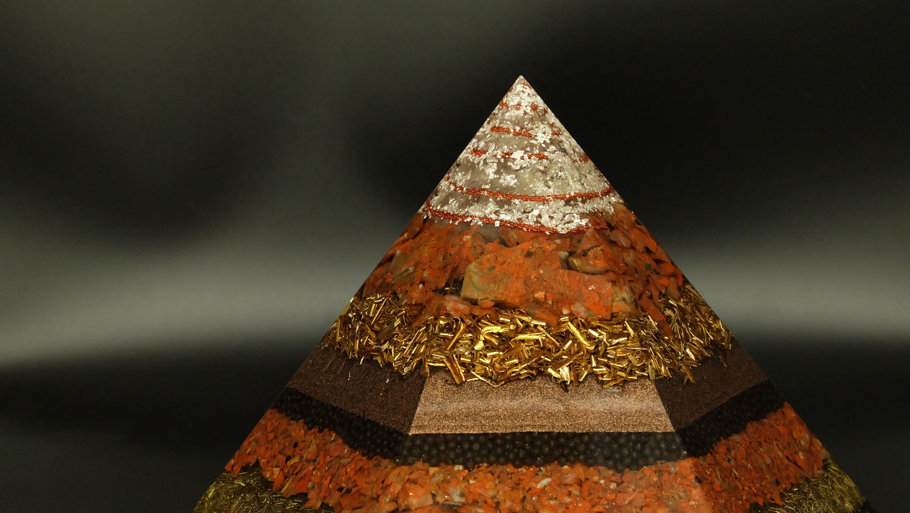 Hexagonale Orgonit Pyramide mit Jaspis Blattsilber und recycelten Metallen hochwertige Heimdekoration Kunst Skulptur
