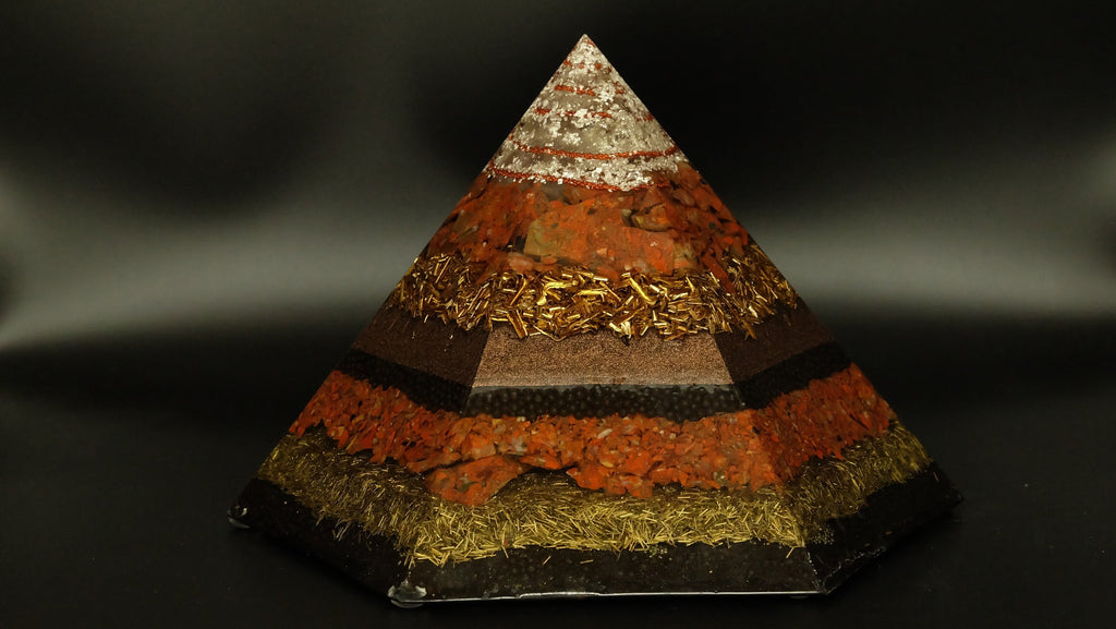 Hexagonale Orgonit Pyramide mit Jaspis Blattsilber und recycelten Metallen hochwertige Heimdekoration Kunst Skulptur