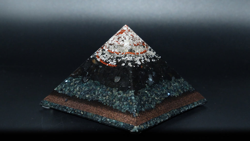 Onyx Orgonit Pyramide Heimdekoration Edelsteinpyramide von Hand gefertigt für Harmonisierung 100mm Kantenlänge