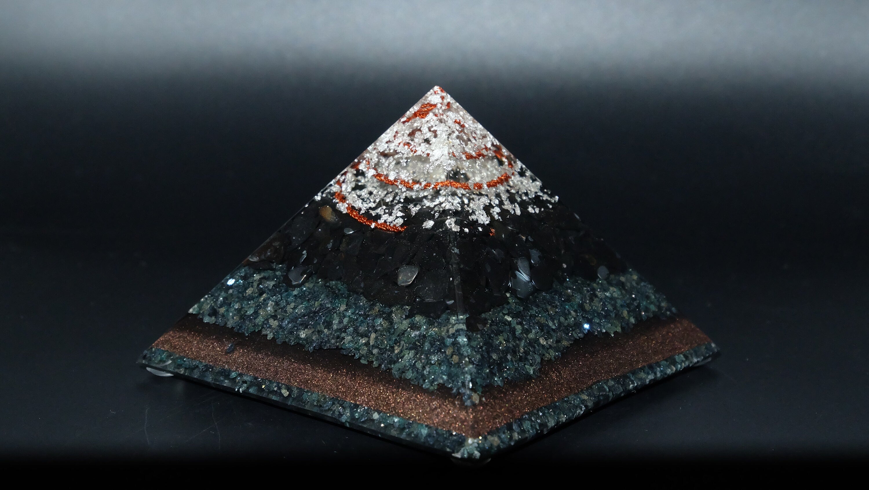 Onyx Orgonit Pyramide Heimdekoration Edelsteinpyramide von Hand gefertigt für Harmonisierung 100mm Kantenlänge