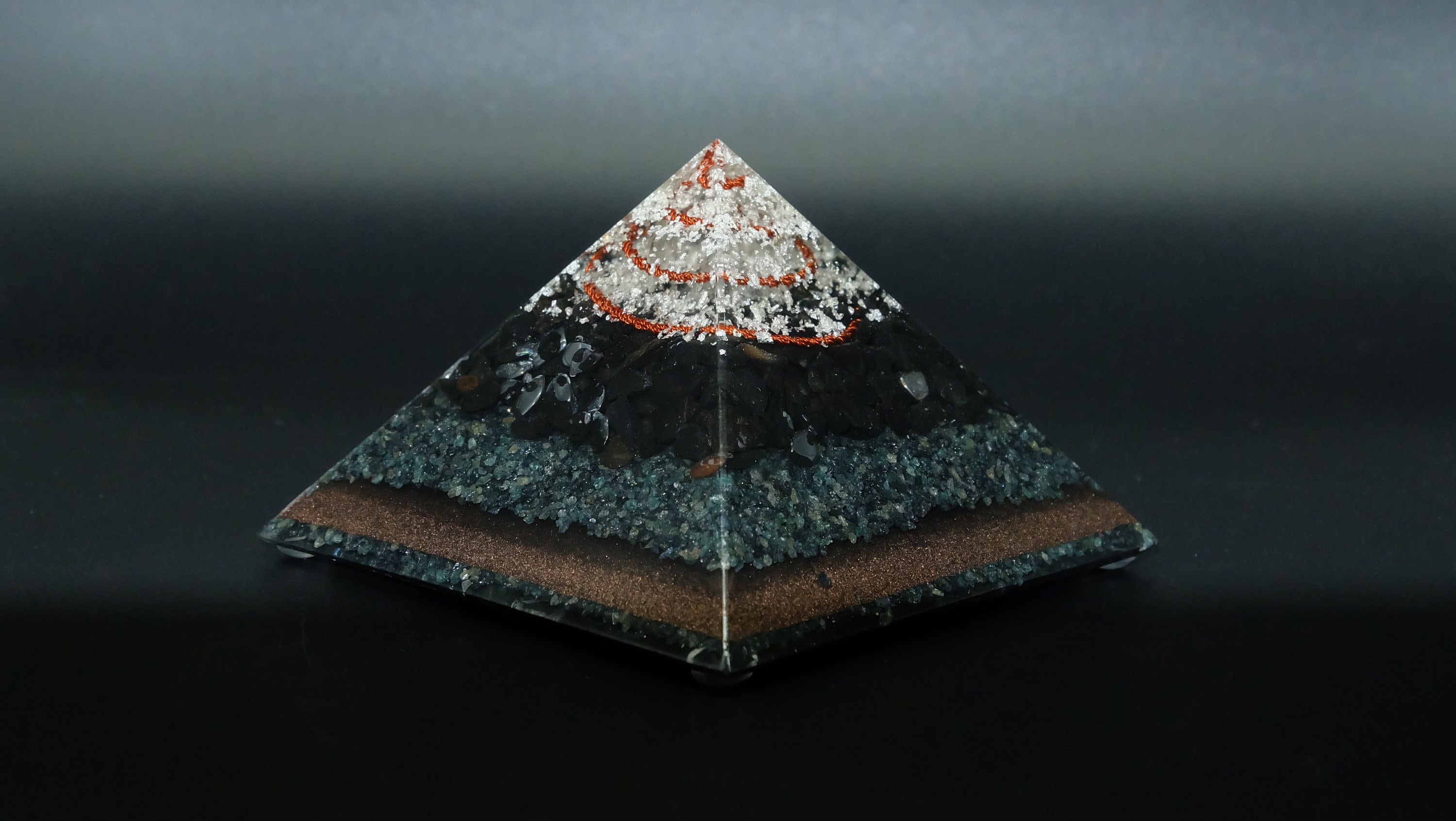 Onyx Orgonit Pyramide Heimdekoration Edelsteinpyramide von Hand gefertigt für Harmonisierung 100mm Kantenlänge
