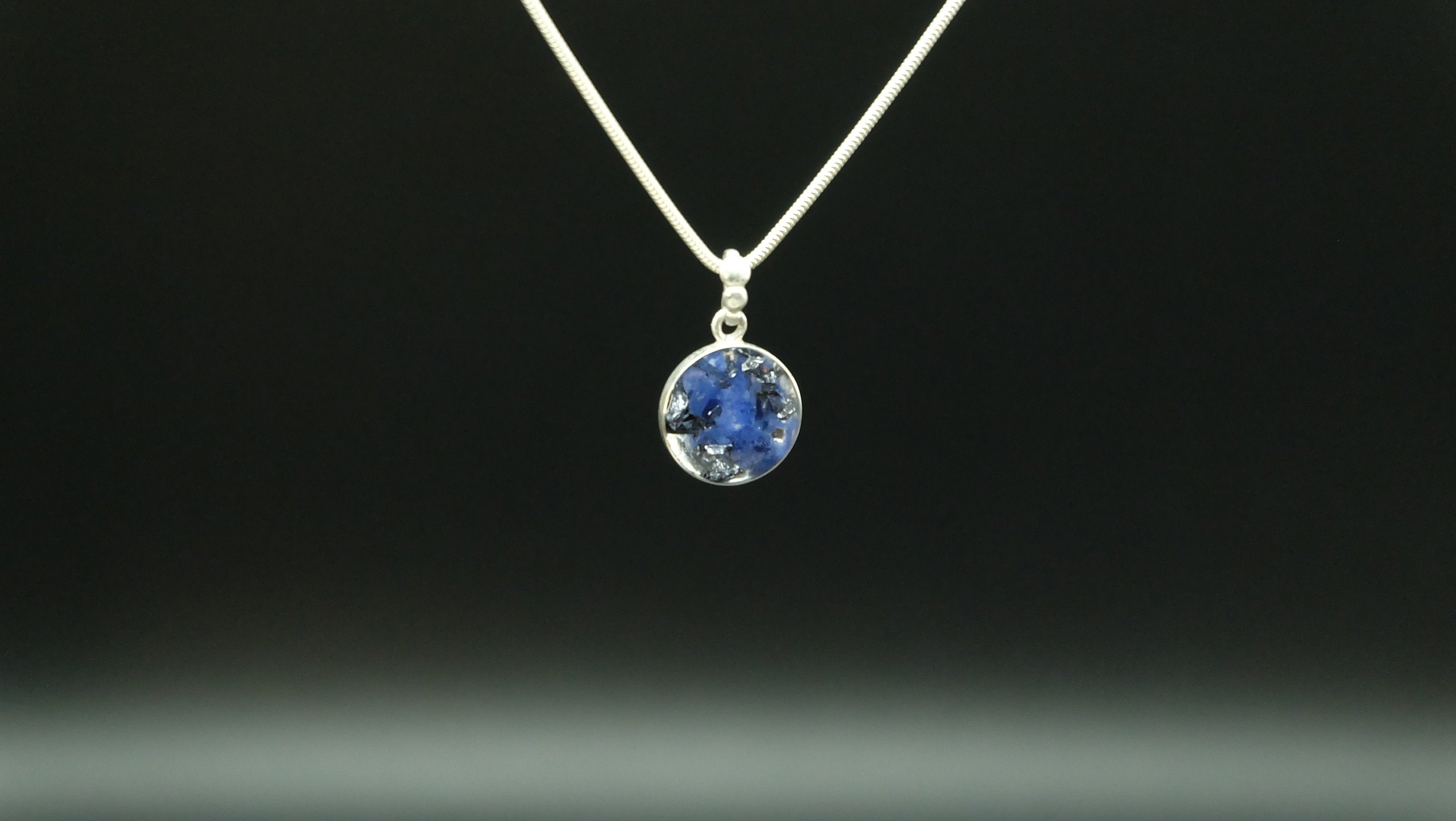 925 Sterling Silber Anhänger mit Halskette von Hand gefertigt aus Sodalith Kunstharz und recycelten Metallen in 10-20mm