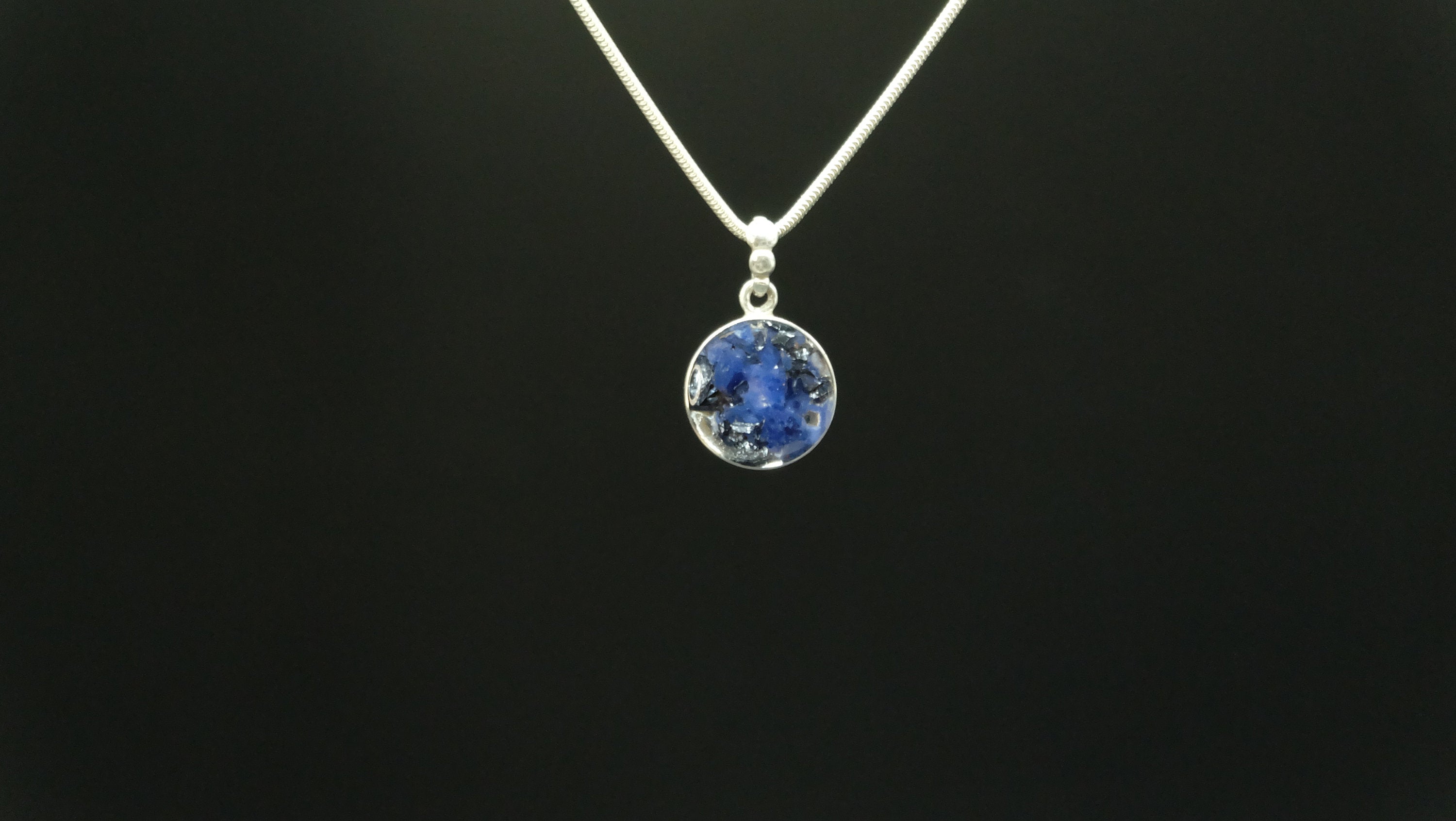 925 Sterling Silber Anhänger mit Halskette von Hand gefertigt aus Sodalith Kunstharz und recycelten Metallen in 10-20mm