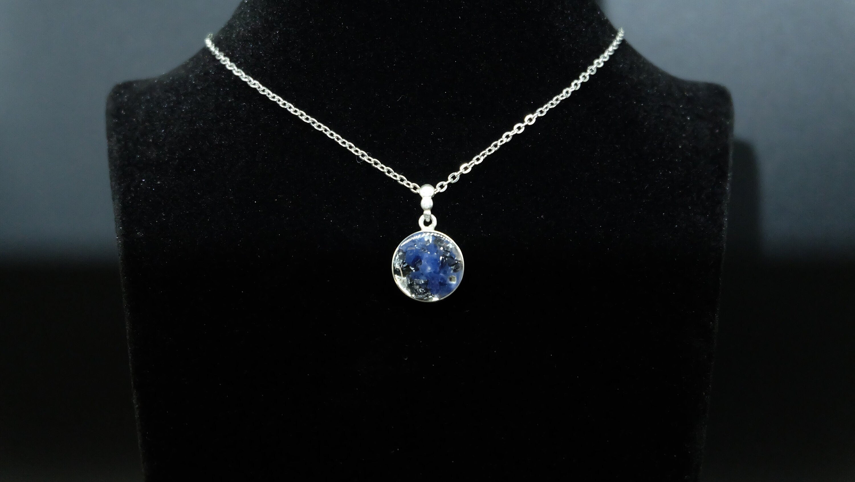 925 Sterling Silber Anhänger mit Halskette von Hand gefertigt aus Sodalith Kunstharz und recycelten Metallen in 10-20mm
