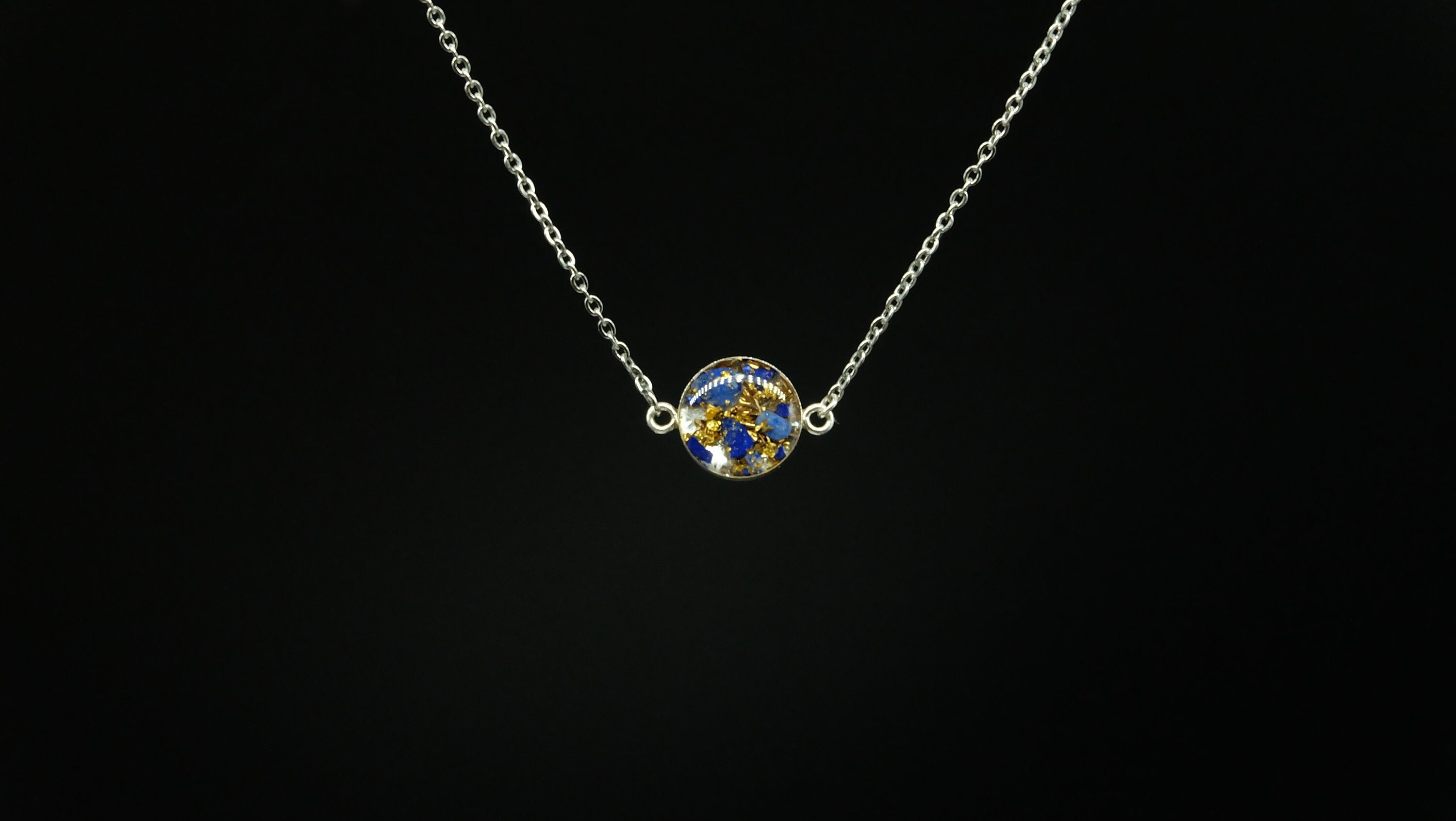 Lapislazuli 925 Sterling Silber Anhänger mit Halskette von Hand gefertigt aus Edelsteinen Kunstharz und recycelten Metallen