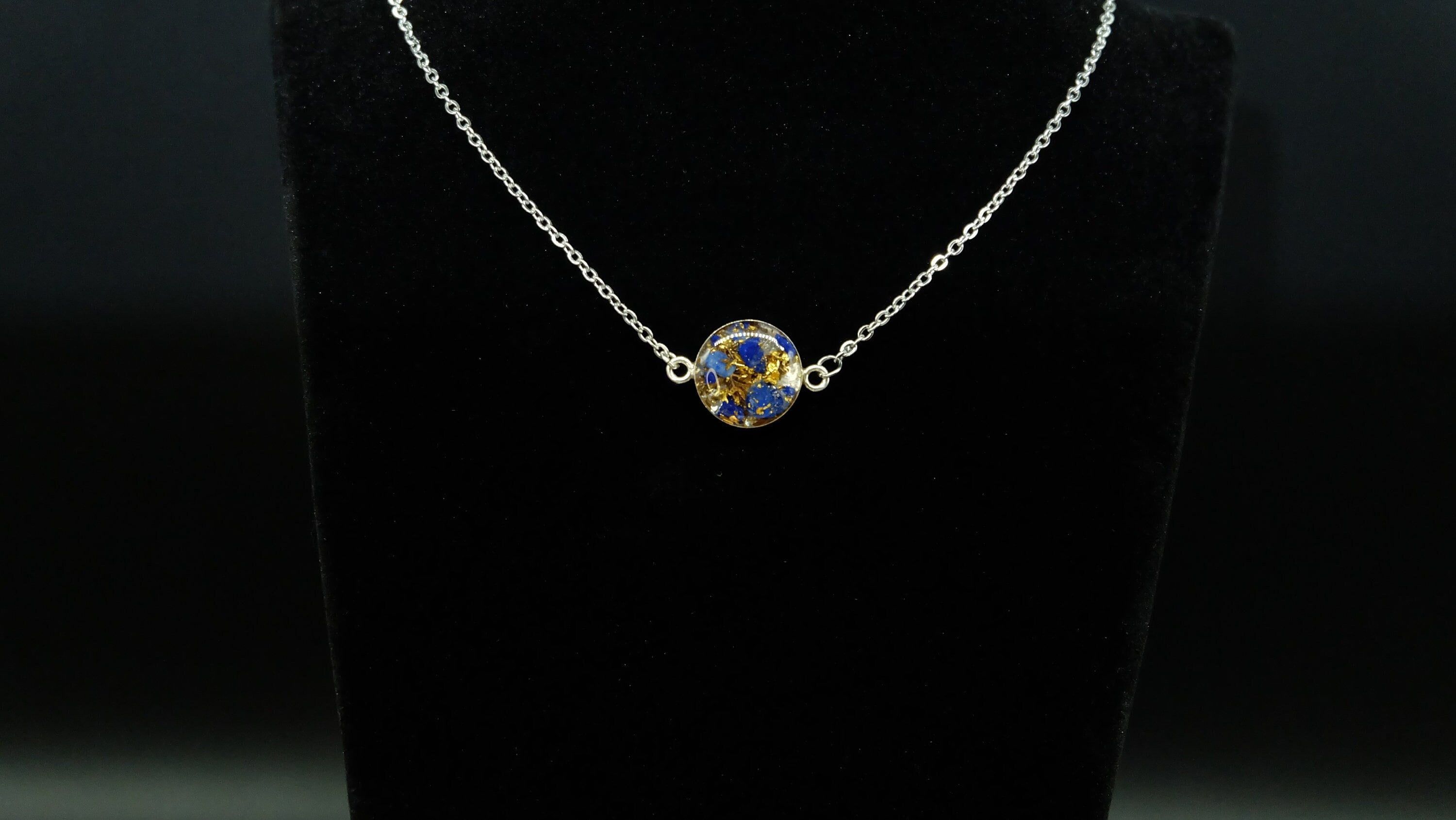 Lapislazuli 925 Sterling Silber Anhänger mit Halskette von Hand gefertigt aus Edelsteinen Kunstharz und recycelten Metallen