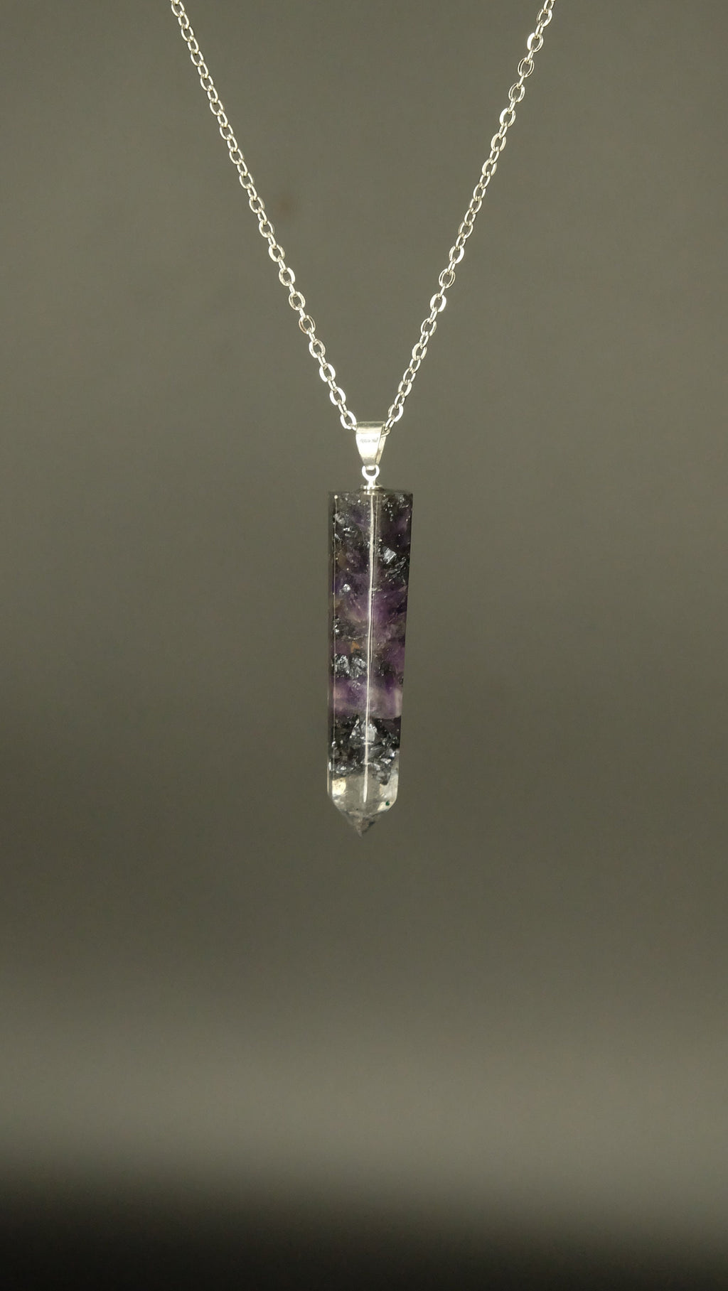 Amethyst Obelisk Anhänger Orgonit Amulett auf Basis von Kunstharz und recycelten Werkstoffen