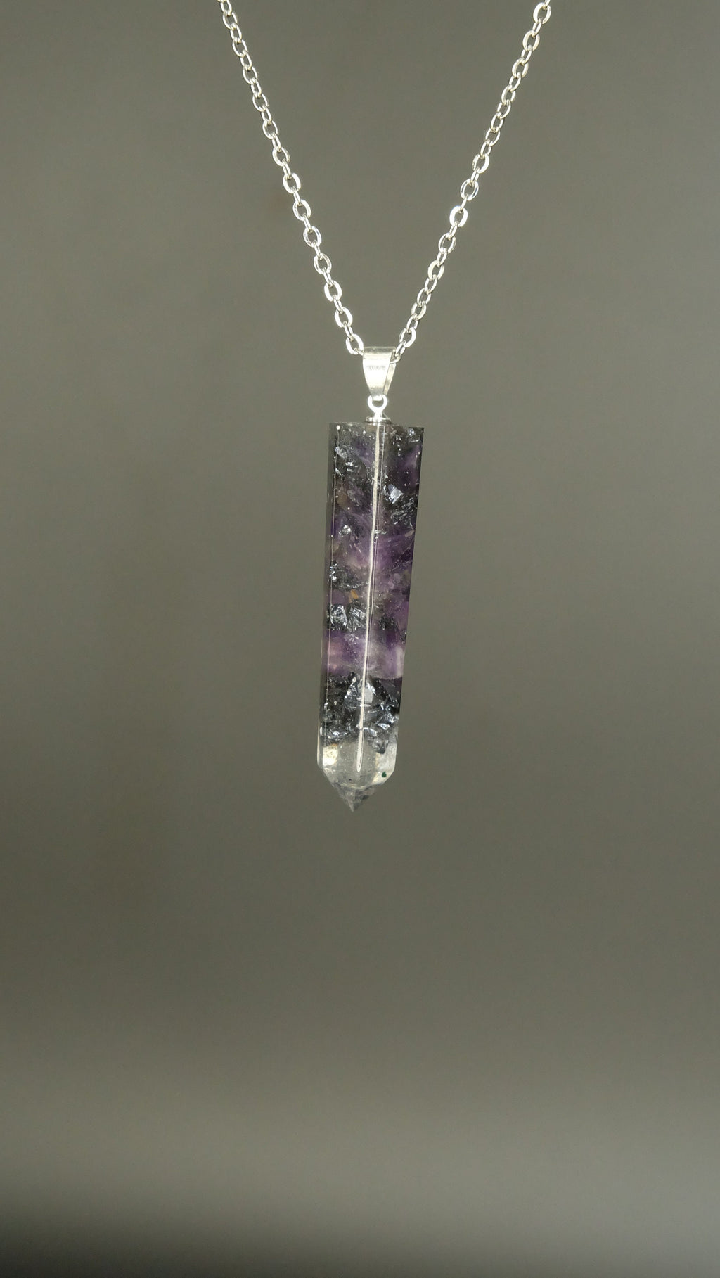 Amethyst Obelisk Anhänger Orgonit Amulett auf Basis von Kunstharz und recycelten Werkstoffen