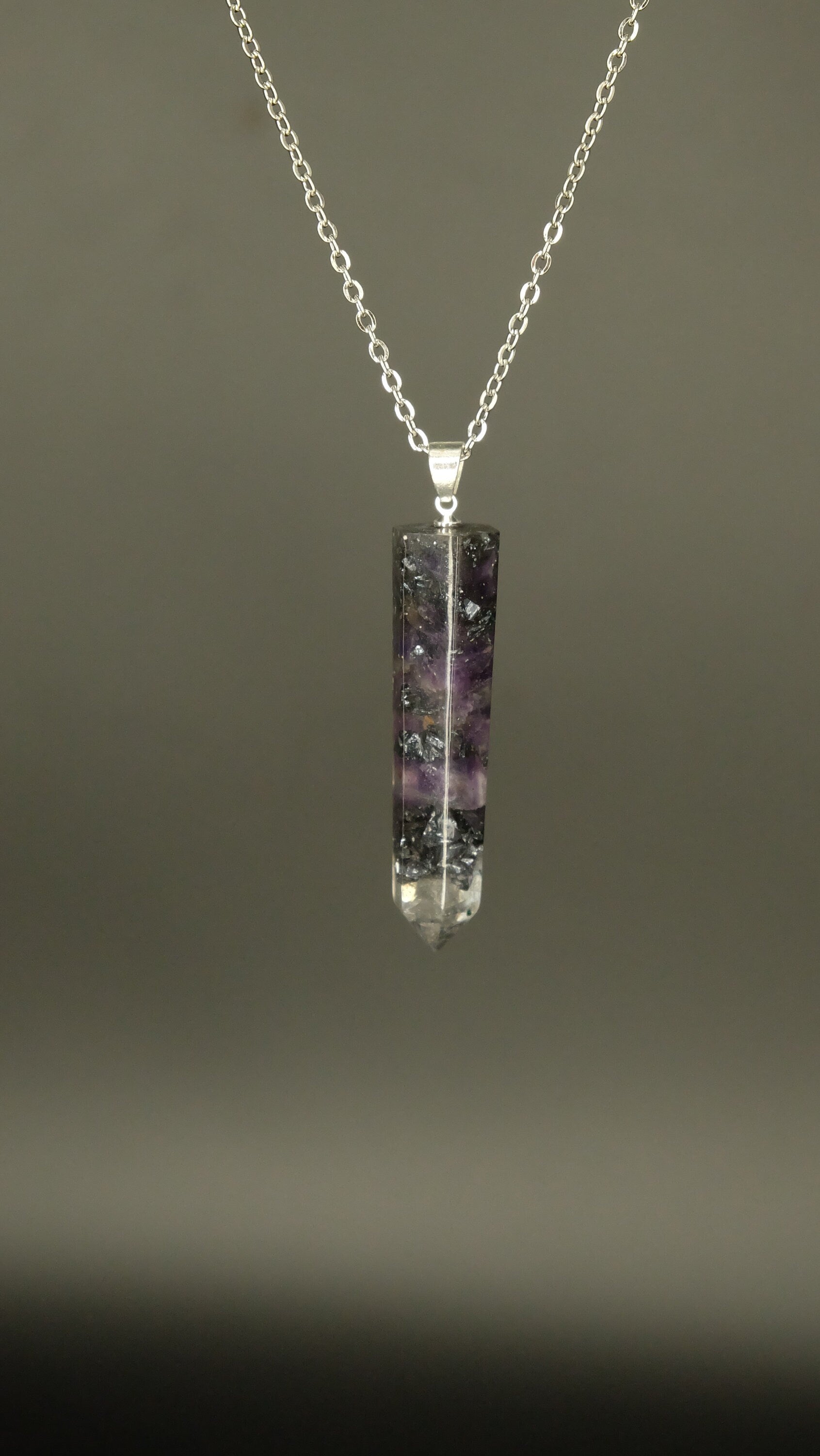 Amethyst Obelisk Anhänger Orgonit Amulett auf Basis von Kunstharz und recycelten Werkstoffen