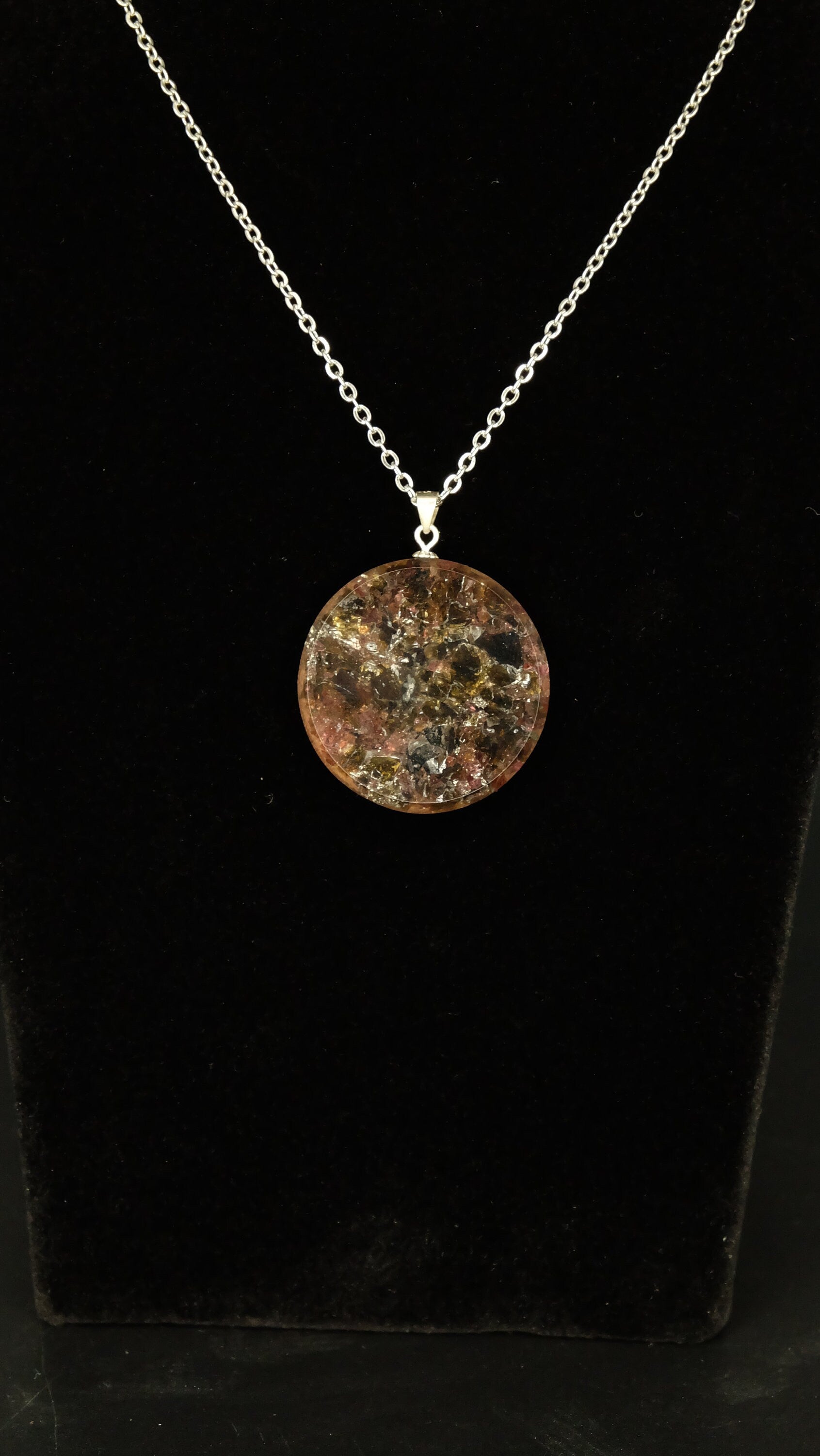 Orgonit Amulett mit Tektit Granat und Blattsilber DM 30mm von Hand hergestellt in Deutschland