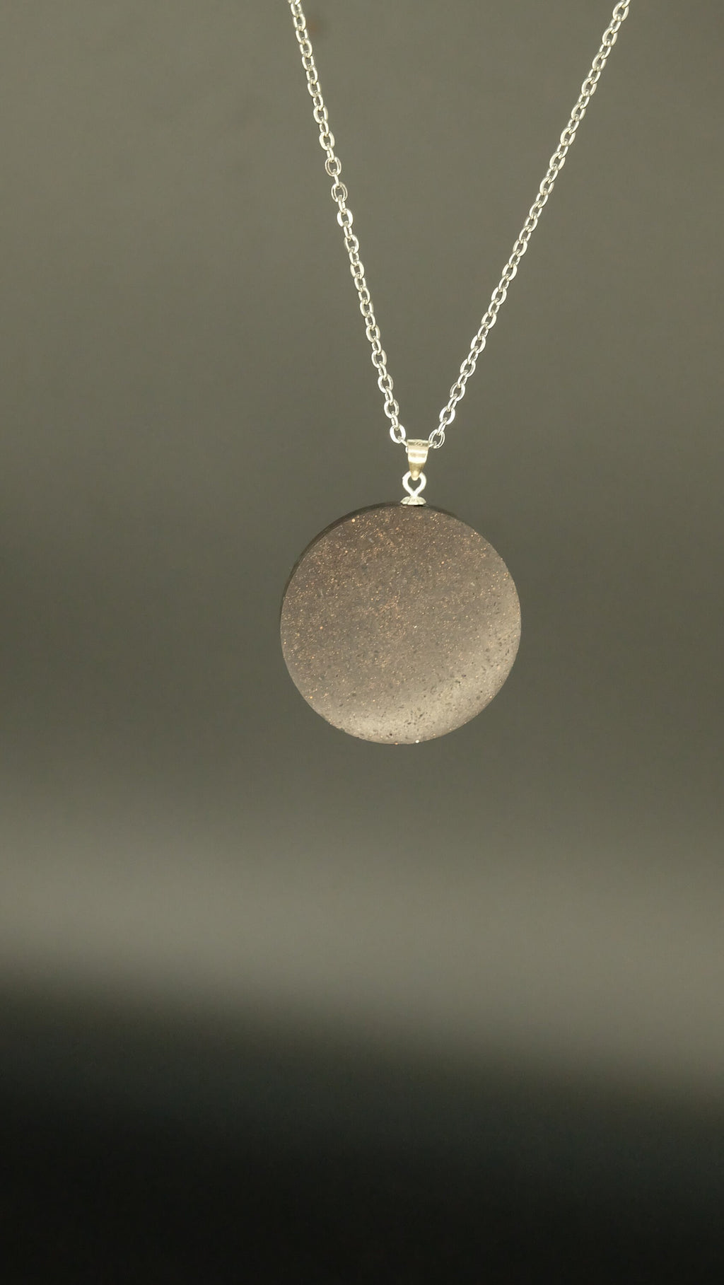 Orgonit Amulett mit Tektit Granat und Blattsilber DM 30mm von Hand hergestellt in Deutschland