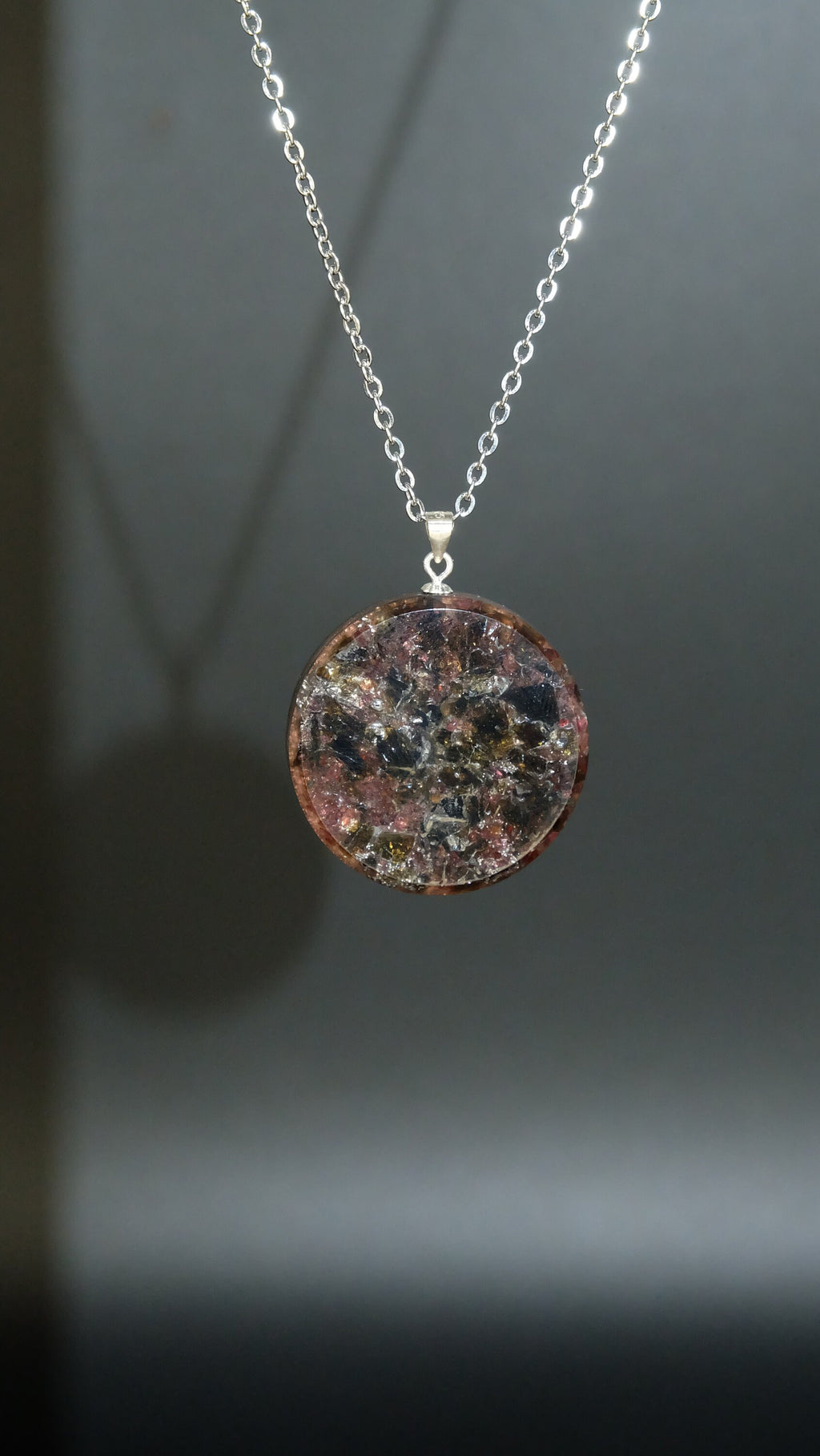 Orgonit Amulett mit Tektit Granat und Blattsilber DM 30mm von Hand hergestellt in Deutschland