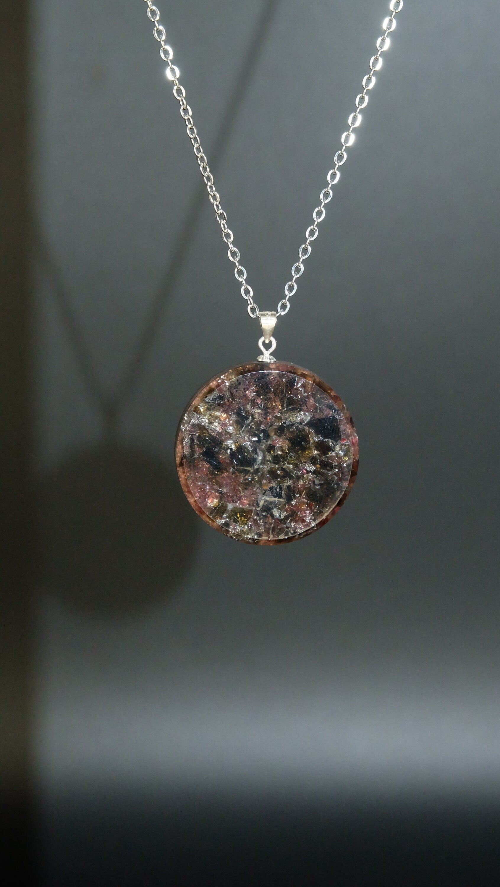 Orgonit Amulett mit Tektit Granat und Blattsilber DM 30mm von Hand hergestellt in Deutschland