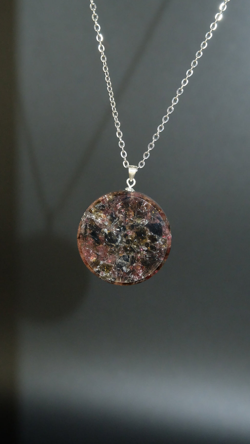 Orgonit Amulett mit Tektit Granat und Blattsilber DM 30mm von Hand hergestellt in Deutschland