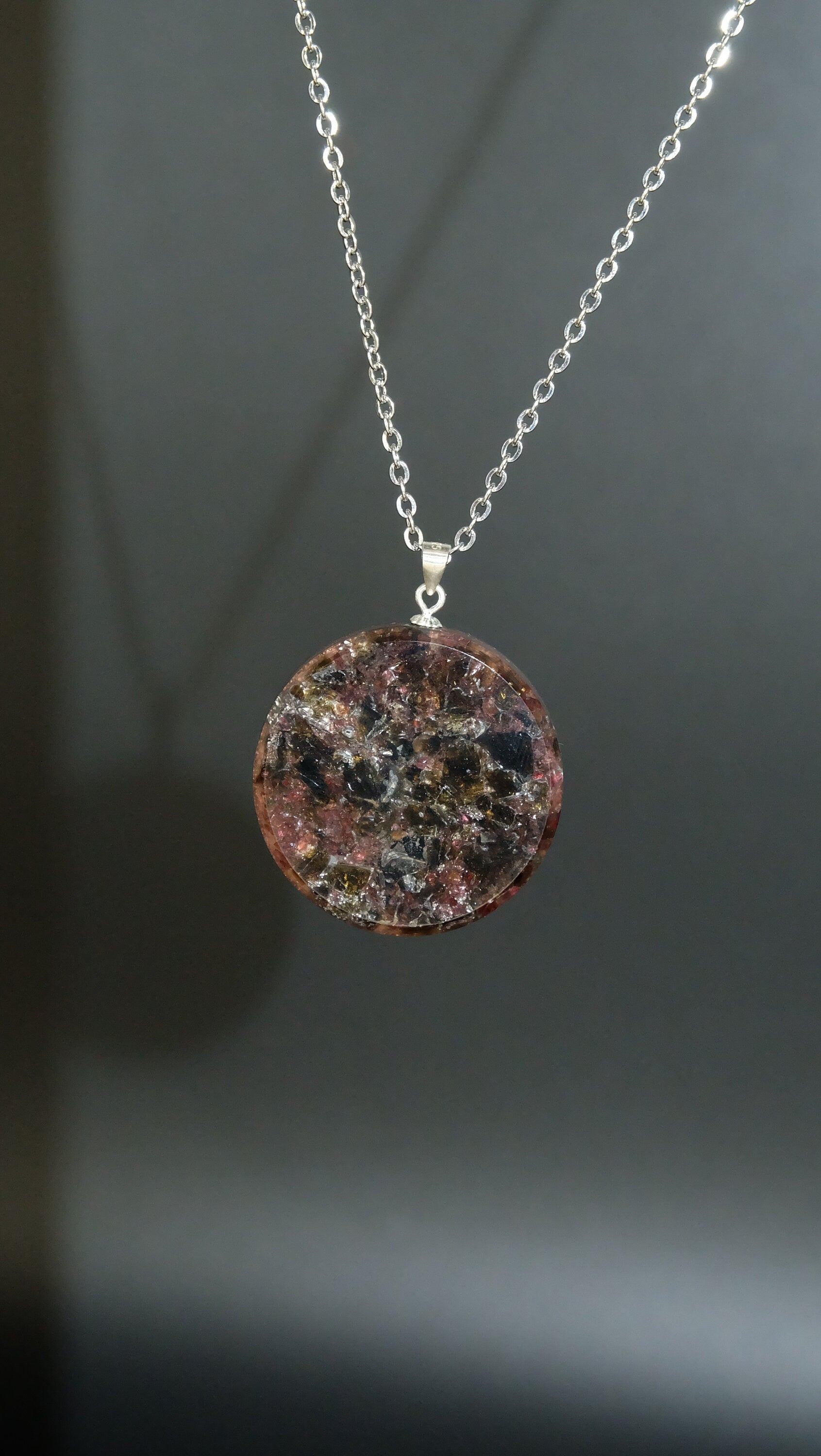 Orgonit Amulett mit Tektit Granat und Blattsilber DM 30mm von Hand hergestellt in Deutschland