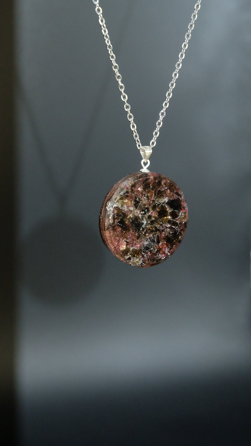 Orgonit Amulett mit Tektit Granat und Blattsilber DM 30mm von Hand hergestellt in Deutschland