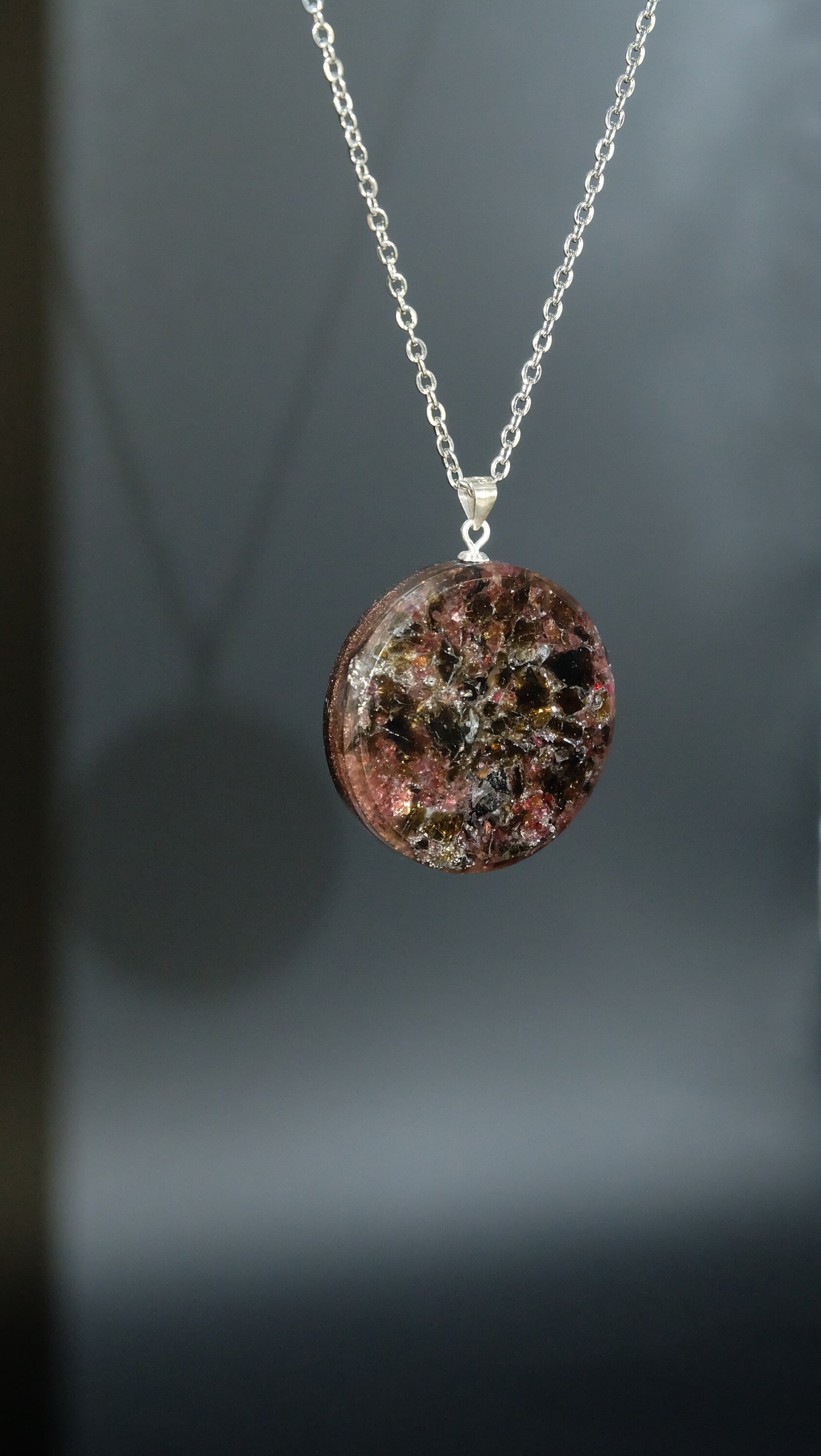 Orgonit Amulett mit Tektit Granat und Blattsilber DM 30mm von Hand hergestellt in Deutschland