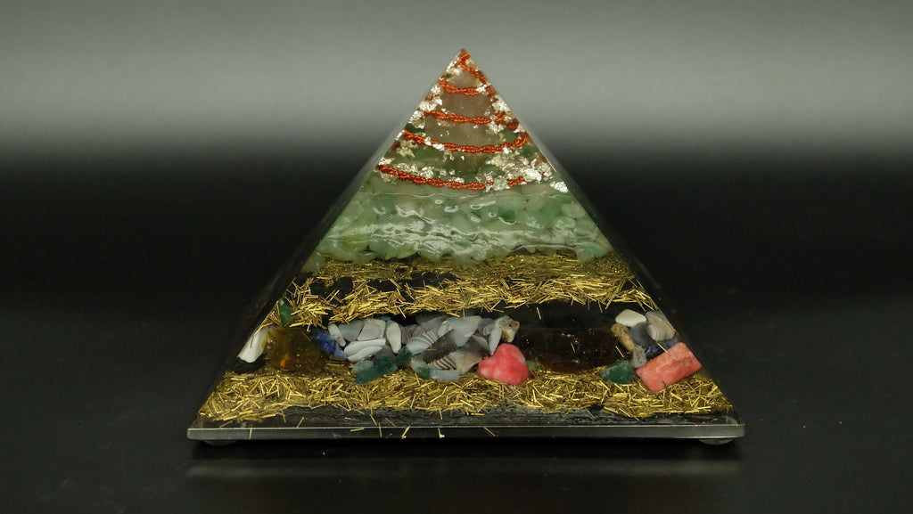 Achtseitige Cheops Orgonit Pyramide mit Aventurin und Botswana Achat