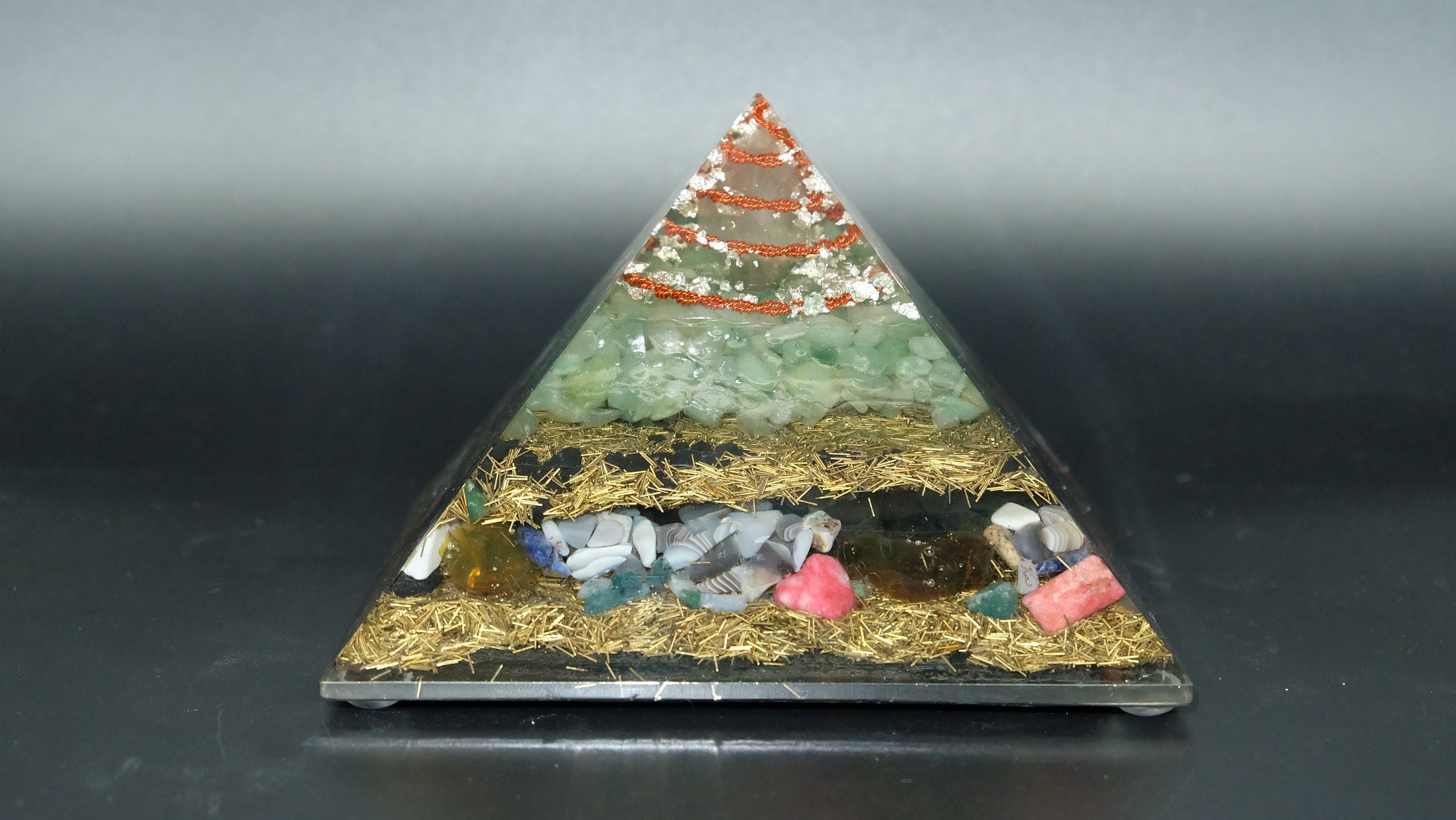Achtseitige Cheops Orgonit Pyramide mit Aventurin und Botswana Achat