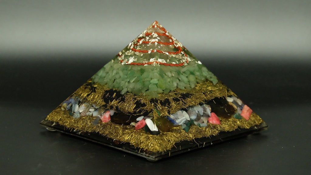 Achtseitige Cheops Orgonit Pyramide mit Aventurin und Botswana Achat