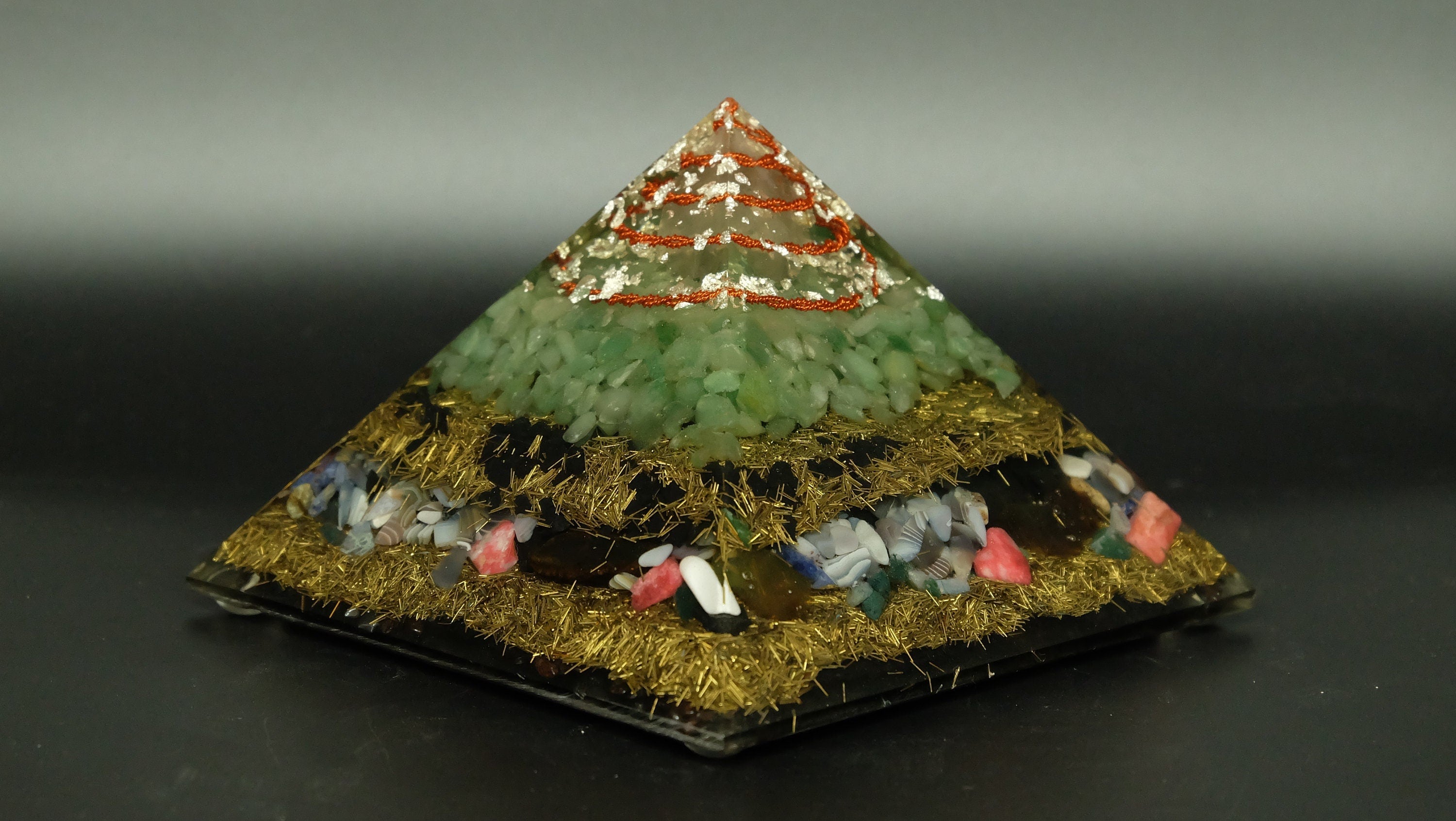 Achtseitige Cheops Orgonit Pyramide mit Aventurin und Botswana Achat