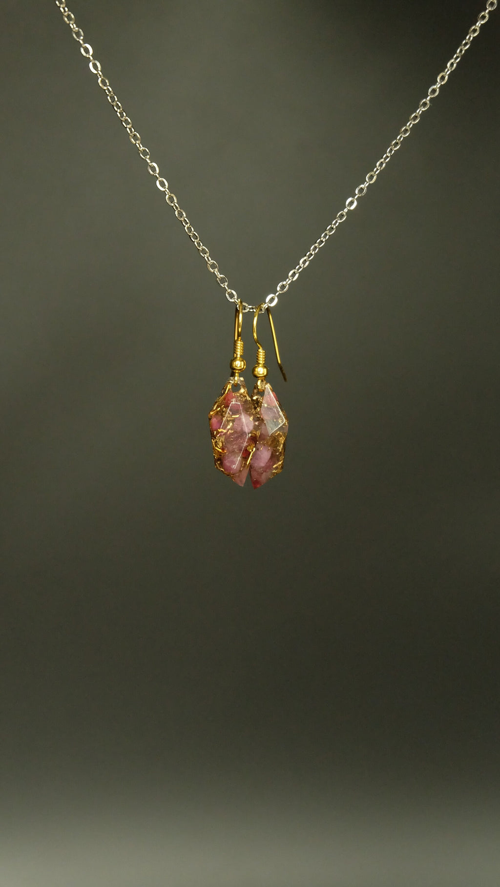 Ohrringpaar mit 14k vergoldetem Silber rotem Turmalin rosa Thulit und recycelten Bronze