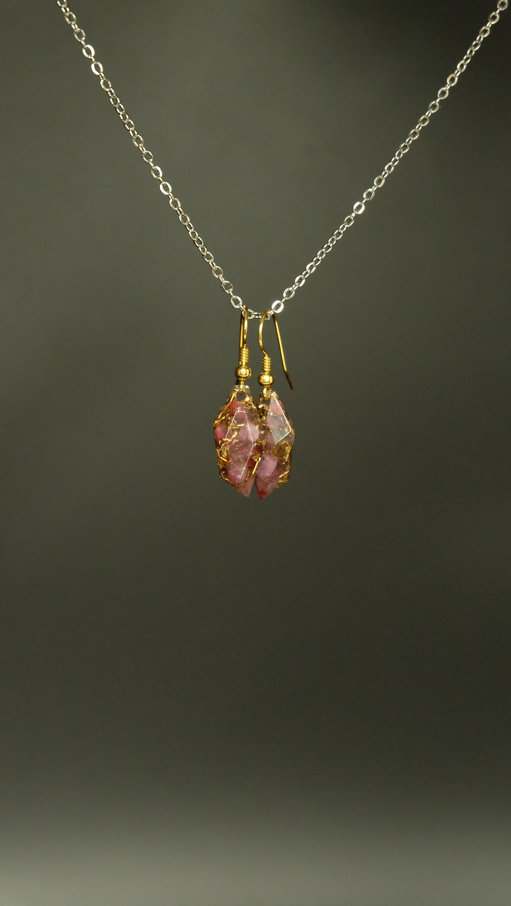 Ohrringpaar mit 14k vergoldetem Silber rotem Turmalin rosa Thulit und recycelten Bronze