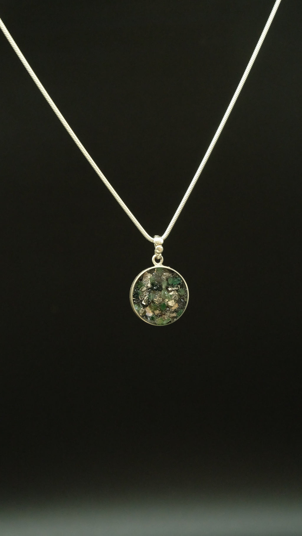 20mm 925 Sterling Silber Amulett mit Smaragd und recycelten Metallen von Hand gefertigt in einer Schmuckmanufaktur in Deutschland