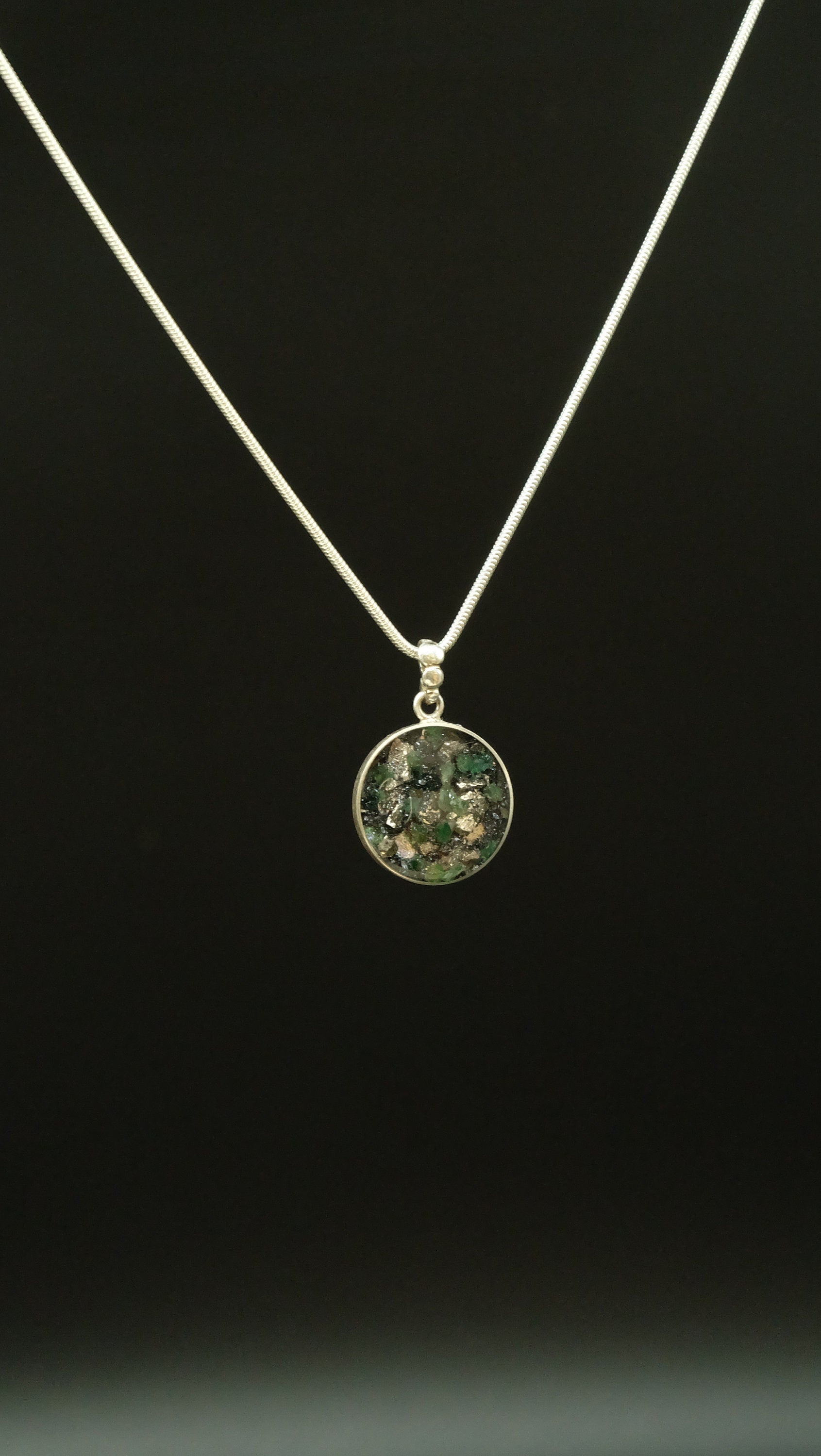20mm 925 Sterling Silber Amulett mit Smaragd und recycelten Metallen von Hand gefertigt in einer Schmuckmanufaktur in Deutschland